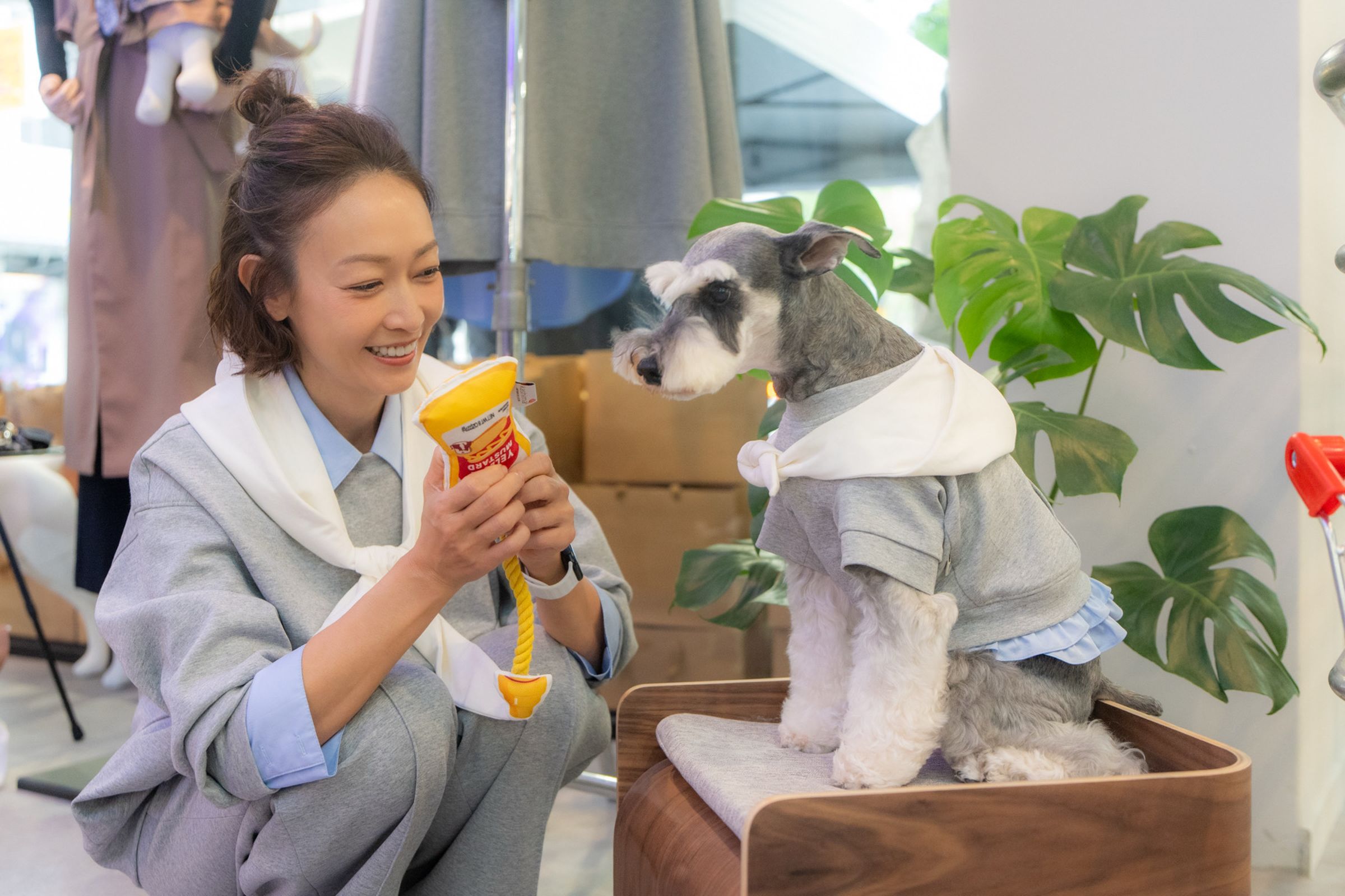 潘慧如上月與TSPCA台灣防止虐待動物協會、社團法人愛狗人協會代表一同前往高雄,與當地動保處進行協商。(球狀星團娛樂公司提供)