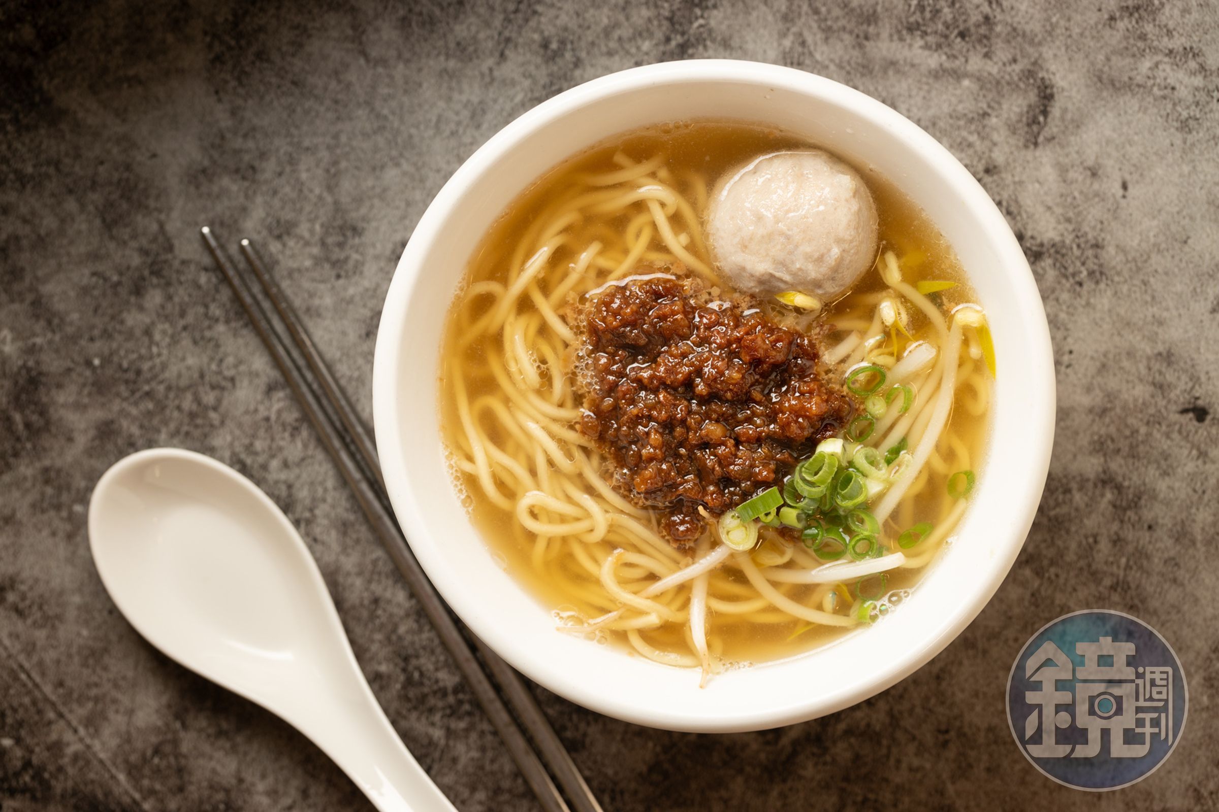 像我一樣喜歡湯麵的，可點一份「擔仔麵」品味肉燥的美味。（60元／碗）