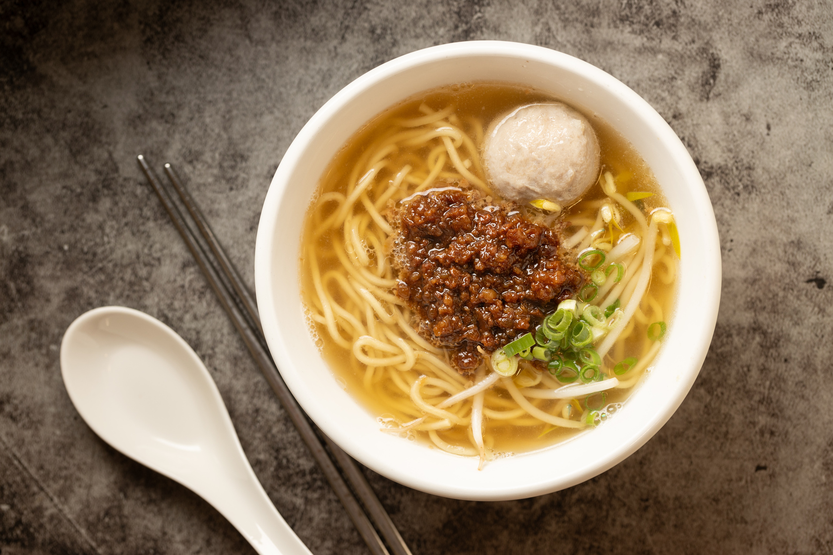 像我一樣喜歡湯麵的，可點一份「擔仔麵」品味肉燥的美味。（60元／碗）