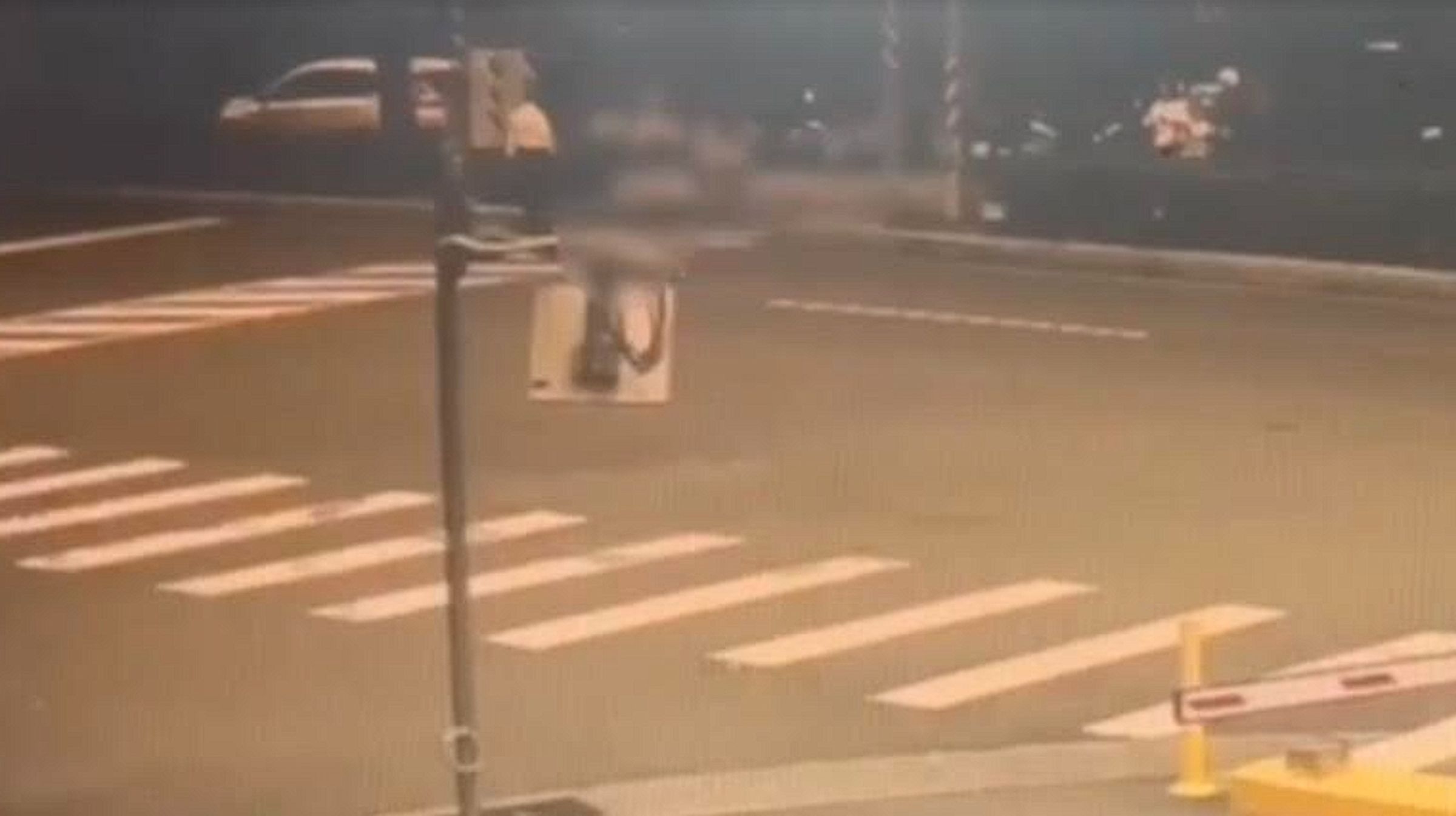 左上方白色轎車闖紅燈撞傷過馬路的兒童。(警方提供)