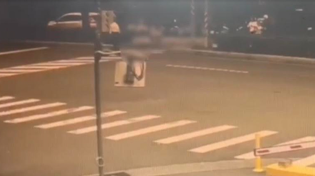 左上方白色轎車闖紅燈撞傷過馬路的兒童。（警方提供）