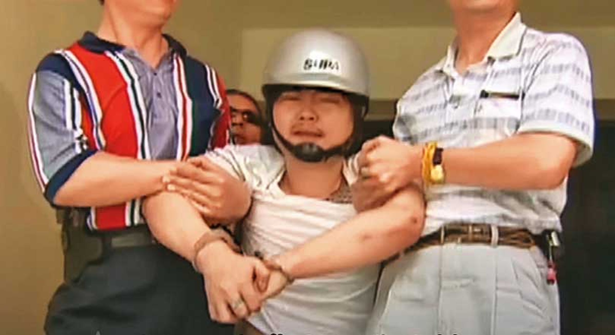 槍擊要犯吳俊卿(中)跳樓逃亡時扭傷腳,最後被警方活逮,模樣狼狽。(翻攝東森新聞)