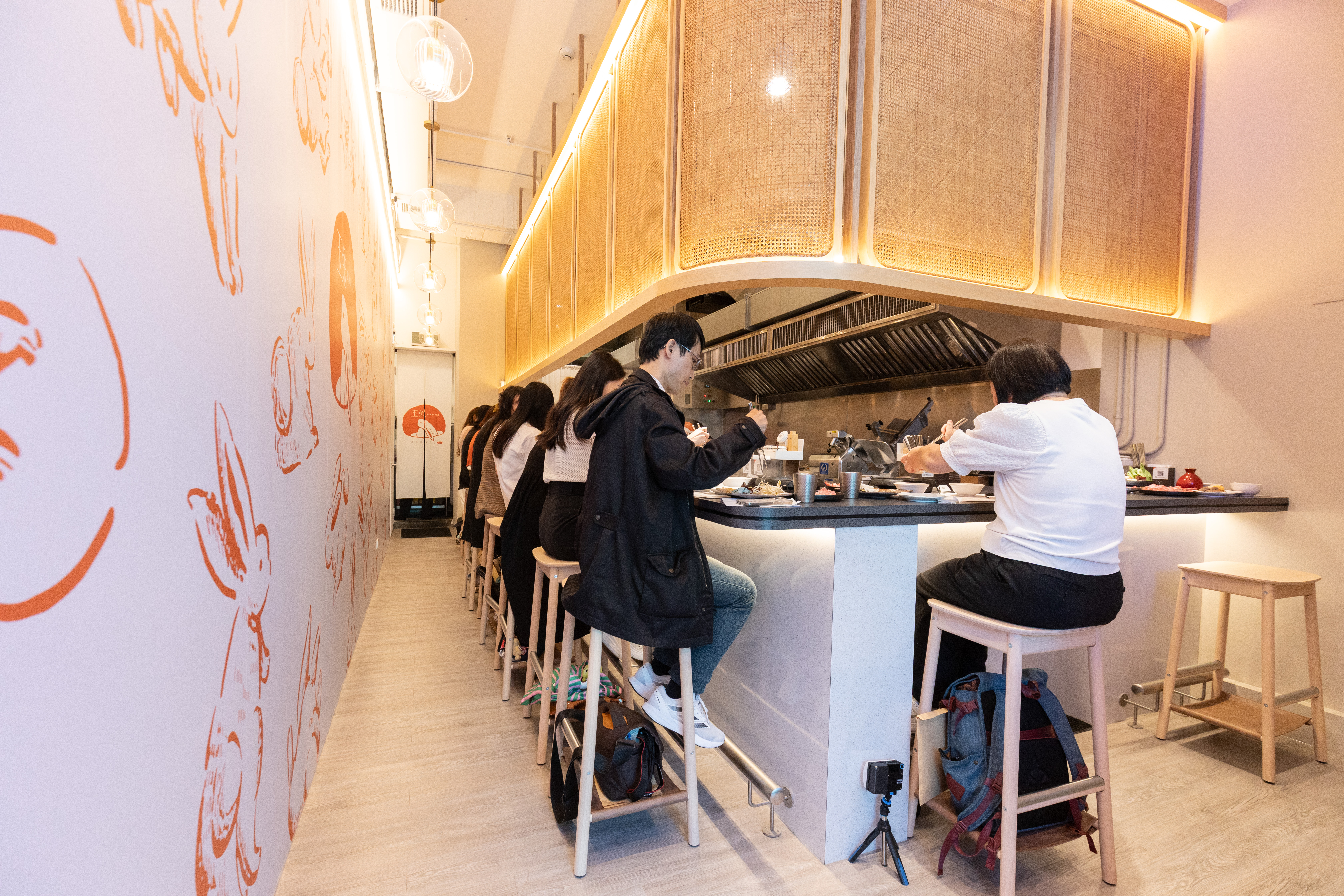 玉兔壽喜燒以板前式吧台座位提供個人化套餐，座位僅13席。