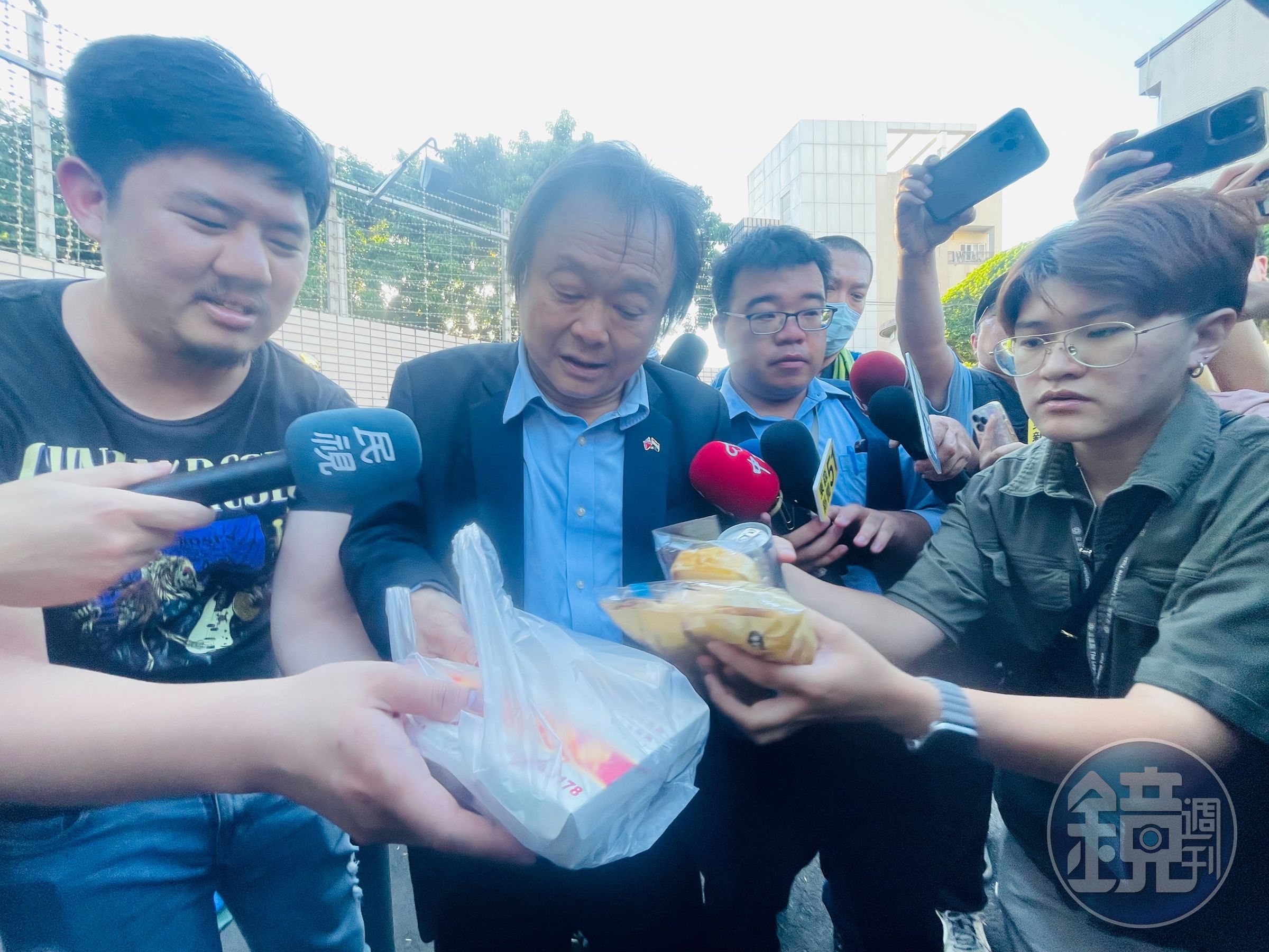 所帶的會客菜被退貨,王世堅表示會在車上和同仁吃掉。