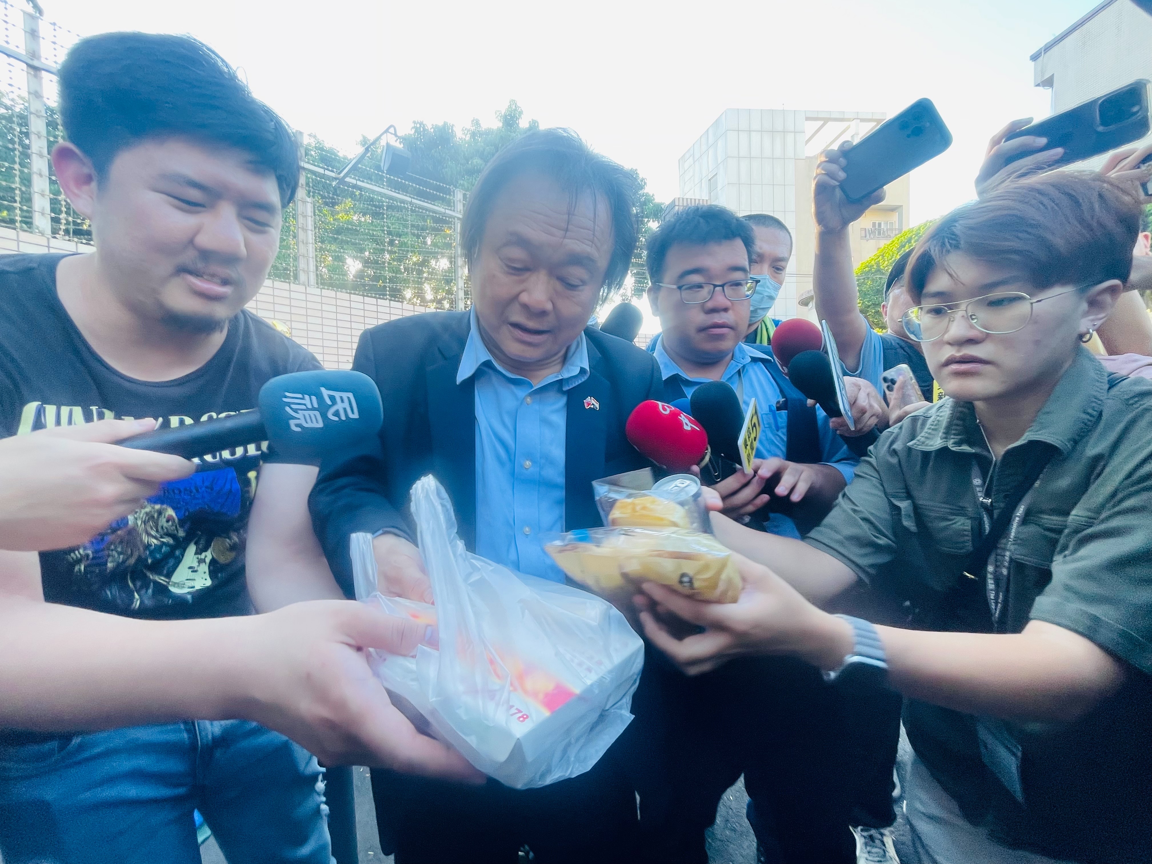 所帶的會客菜被退貨，王世堅表示會在車上和同仁吃掉。