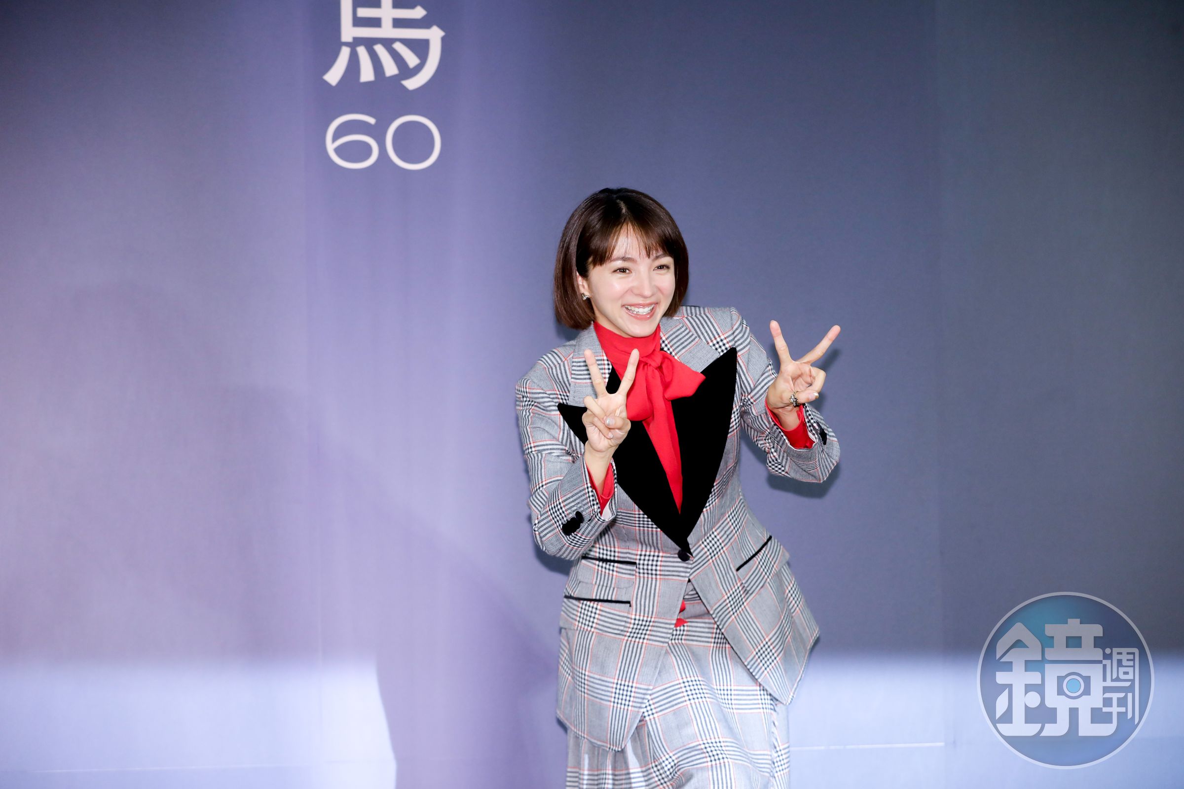 滿島光在記者會拍照時突然做出可愛手勢,迷倒全場。
