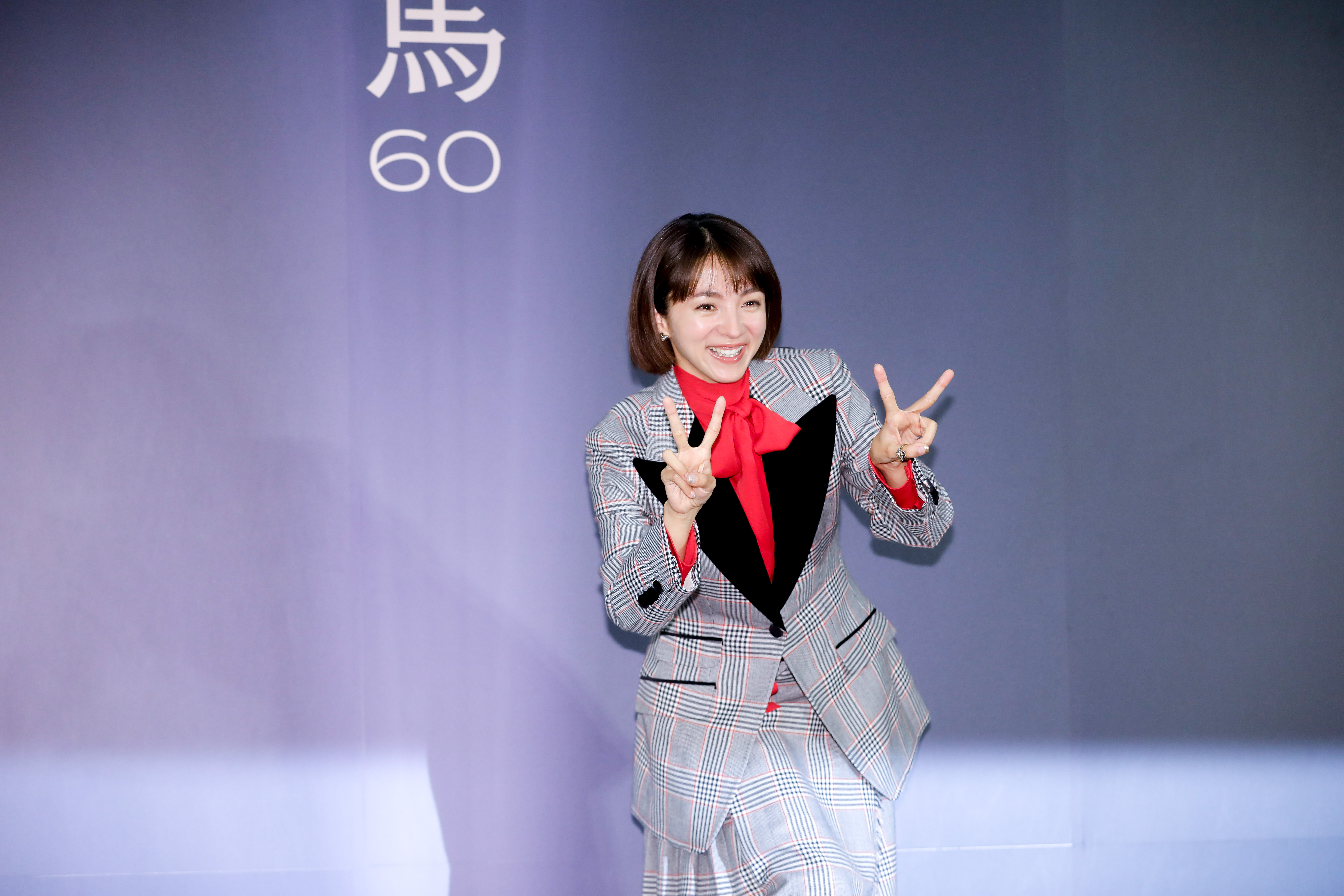 滿島光在記者會拍照時突然做出可愛手勢，迷倒全場。