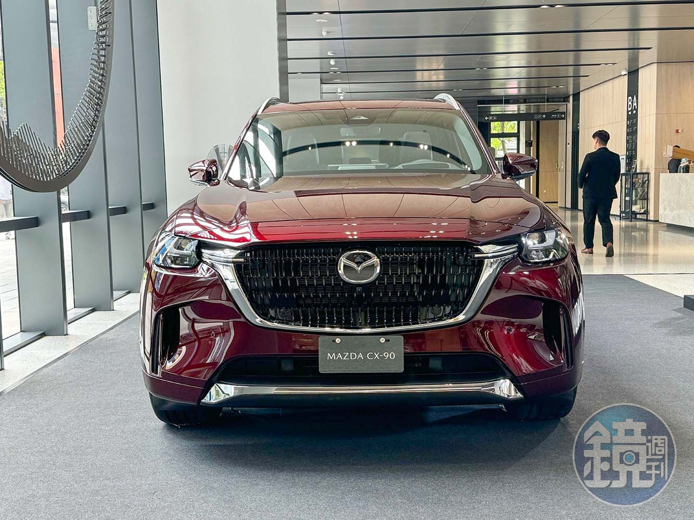 車頭以車頭設計與經典的魂動之翼結合日行燈,創造大器視覺感受。