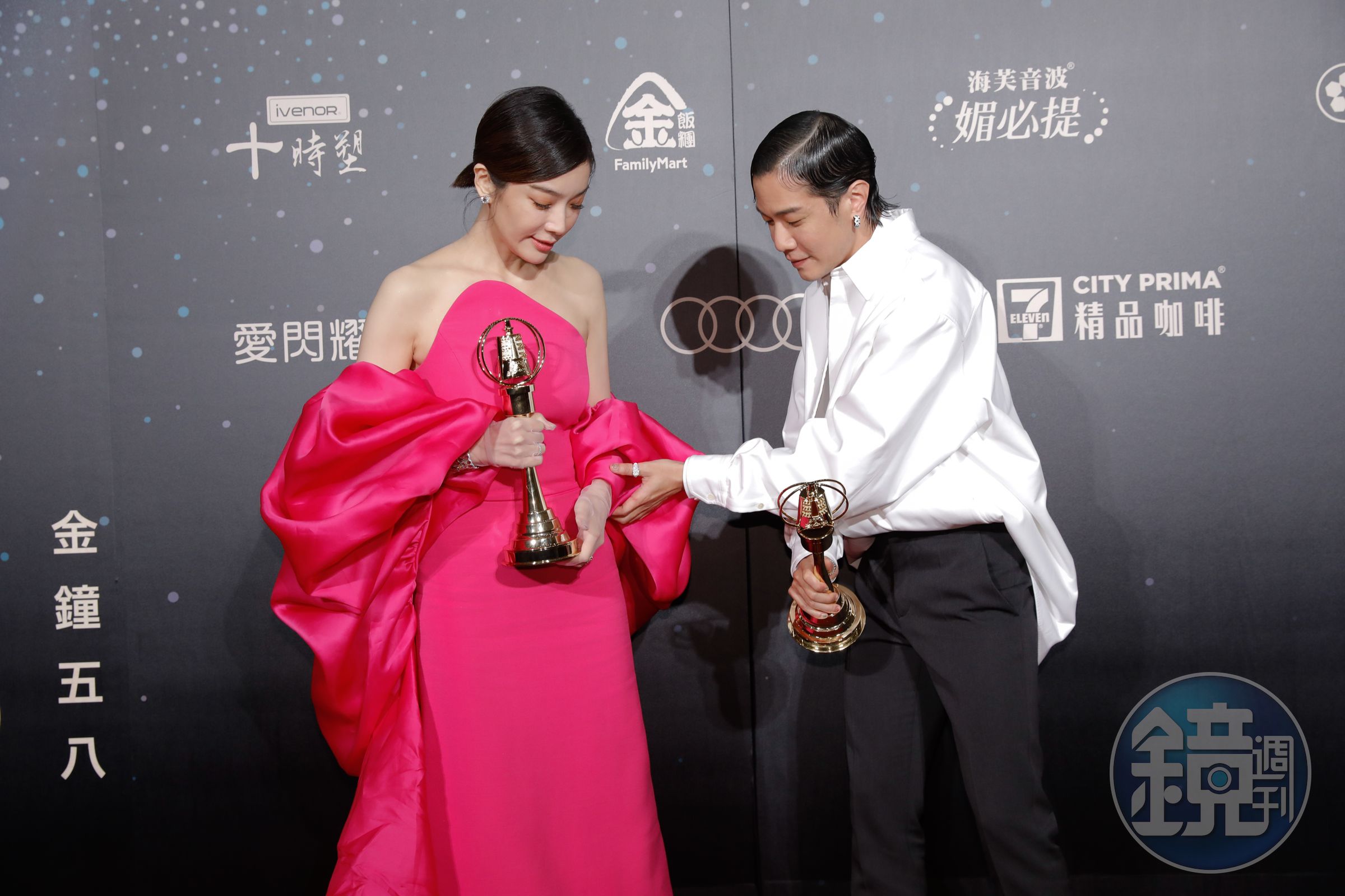新科視帝薛仕凌(右)與新科視后蔡淑臻(左),兩人分別以《台灣犯罪故事——出軌》和《村裡來了個暴走女外科》奪獎。