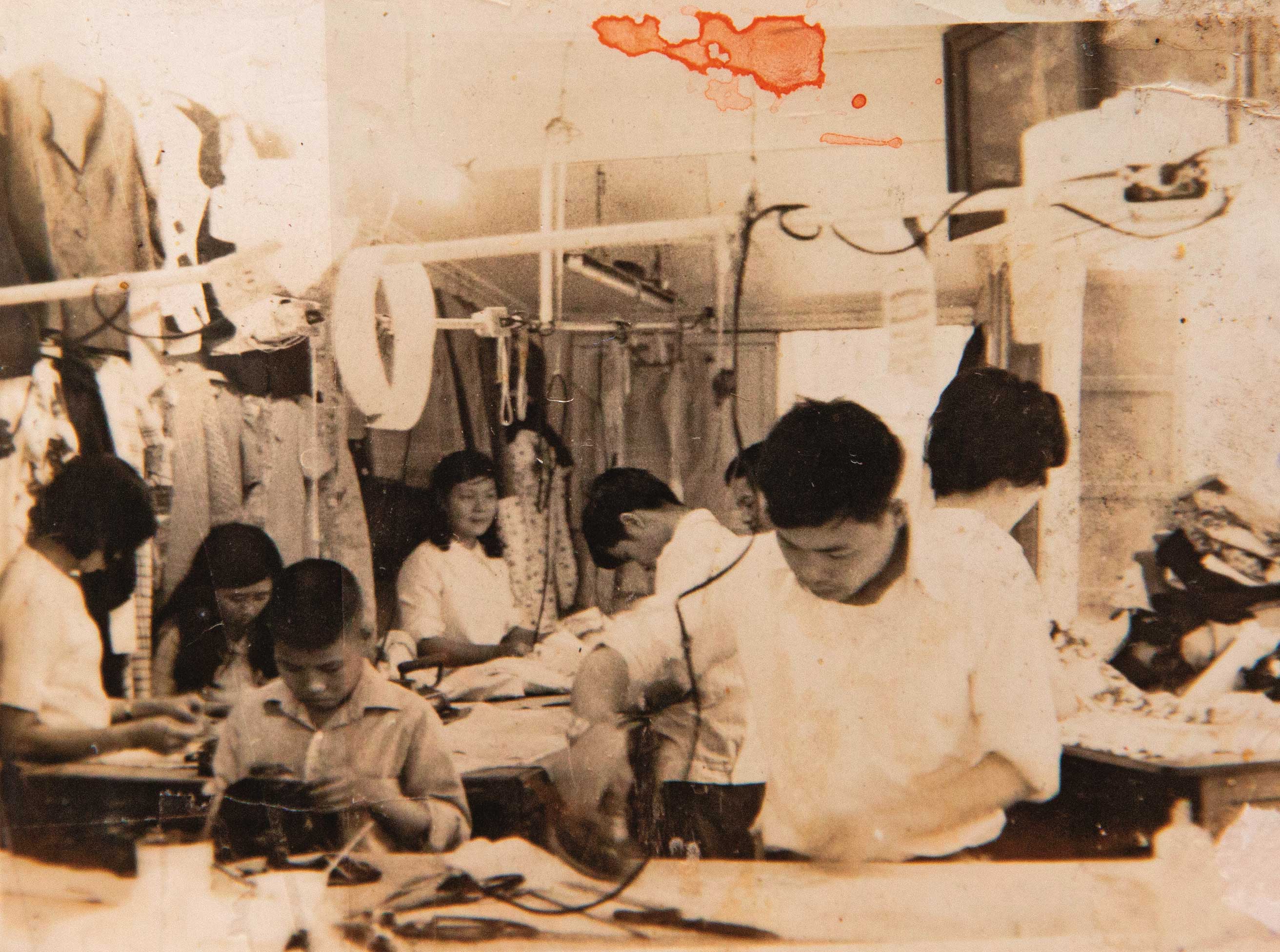 1960年代玉鳳旗袍生意正好，店裡有二十多名師傅，也有小學徒。（陳忠信提供）