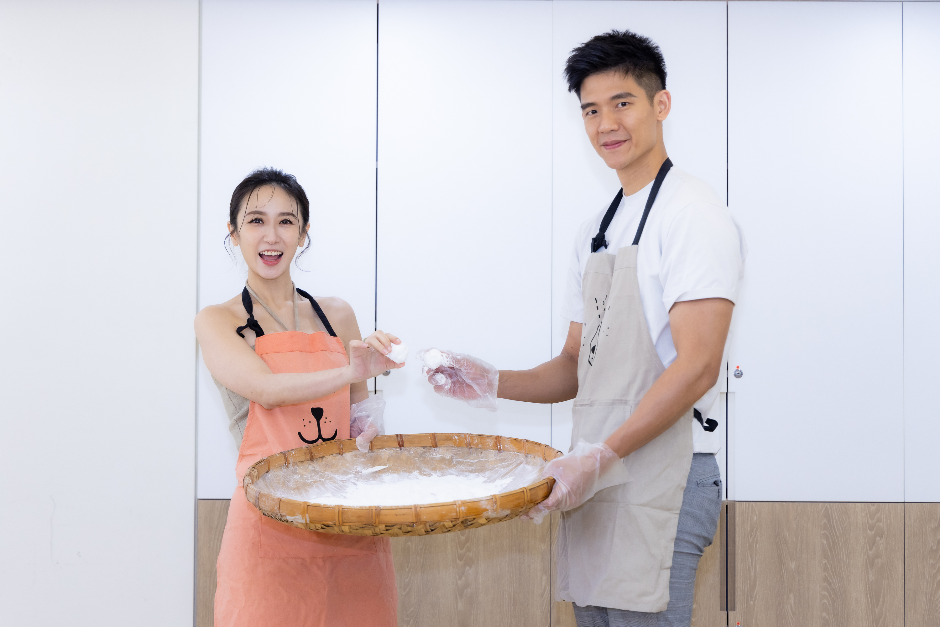 蔡允潔懷二胎與老公一起出席公益活動。（紅心字會提供）