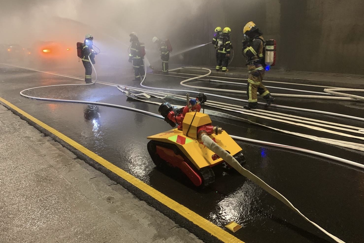 行政院核定6.6億元，添購88台紅外線熱顯像無人機及88台救災機器人，確保消防人員救災安全。（消防署提供）