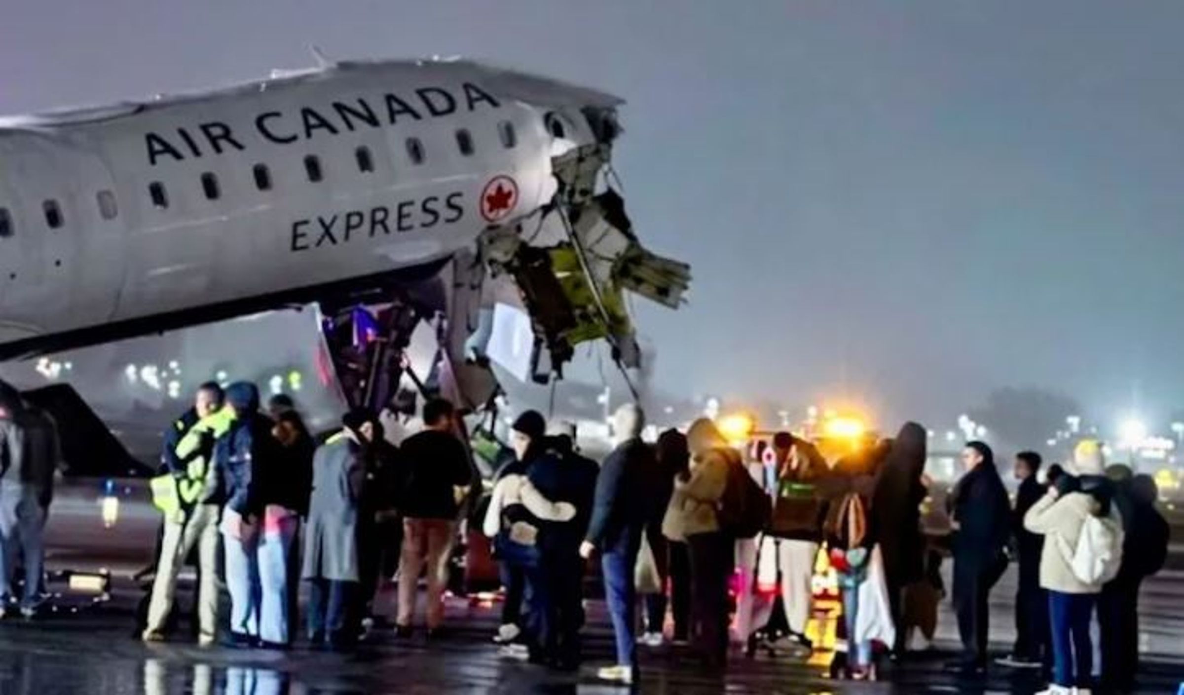 加拿大快捷航空客機於4號跑道與1輛地勤消防車發生激烈碰撞。(翻攝畫面)
