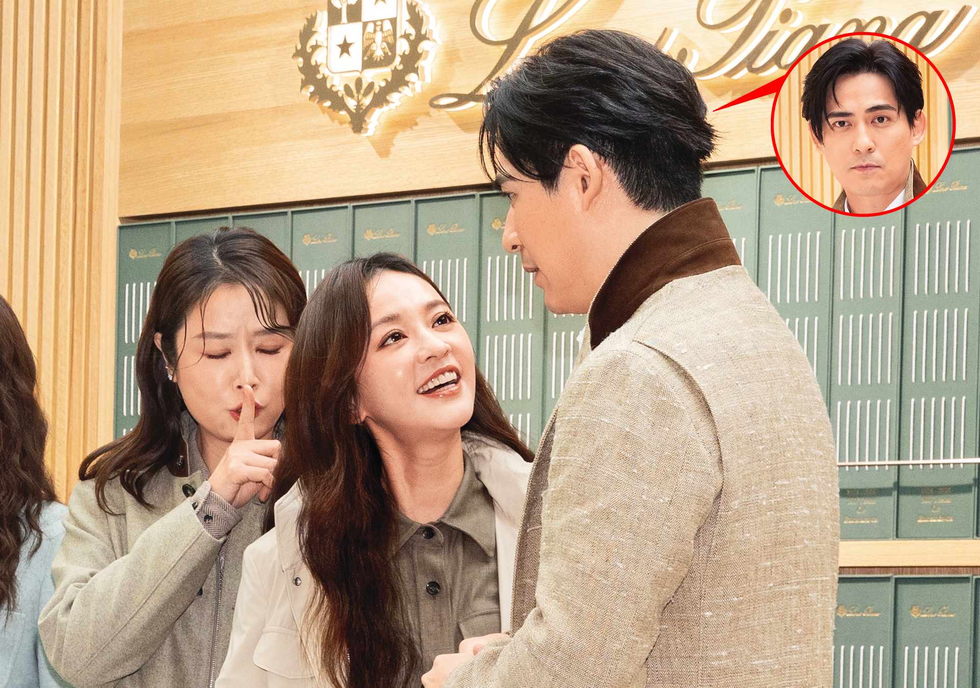 周渝民（右）久未公開現身，連陳意涵（中）都抓緊機會聊起來，讓林心如（左）忍不住媽媽魂上身，比出「噓」手勢。