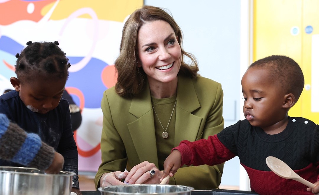 凱特王妃與小朋友互動，相當親切。（翻攝princeandprincessofwales IG）