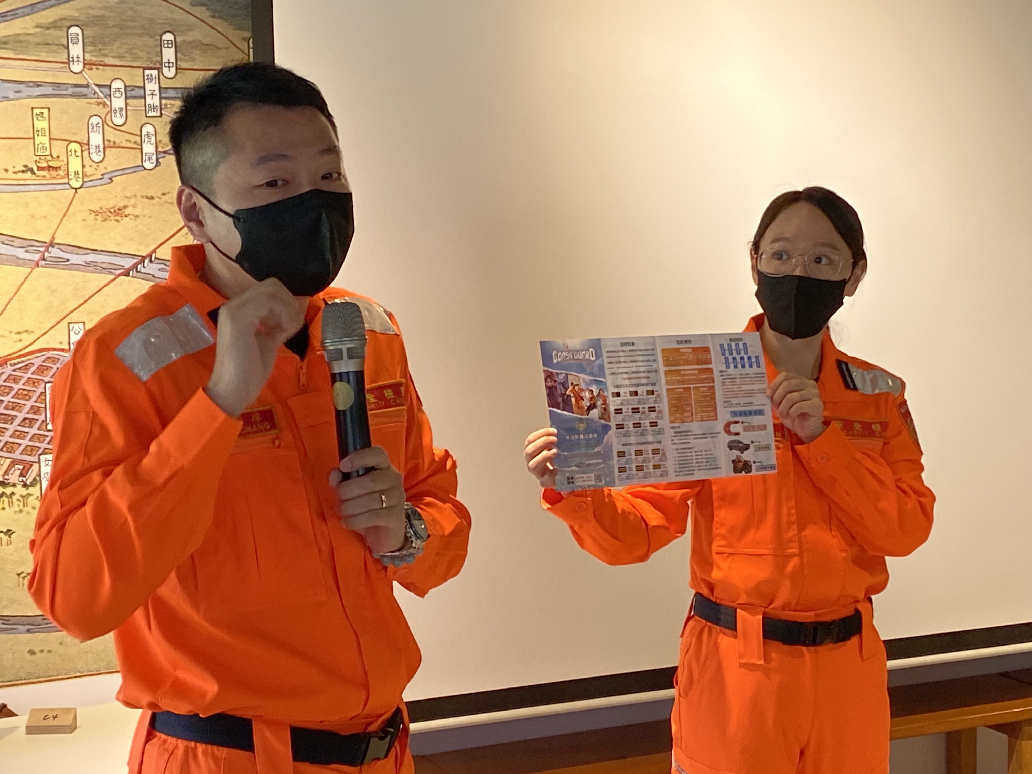 巡署中部分署招募員張奕璋(左)介紹海巡工作及徵才資訊。（移民署嘉義市服務站提供）