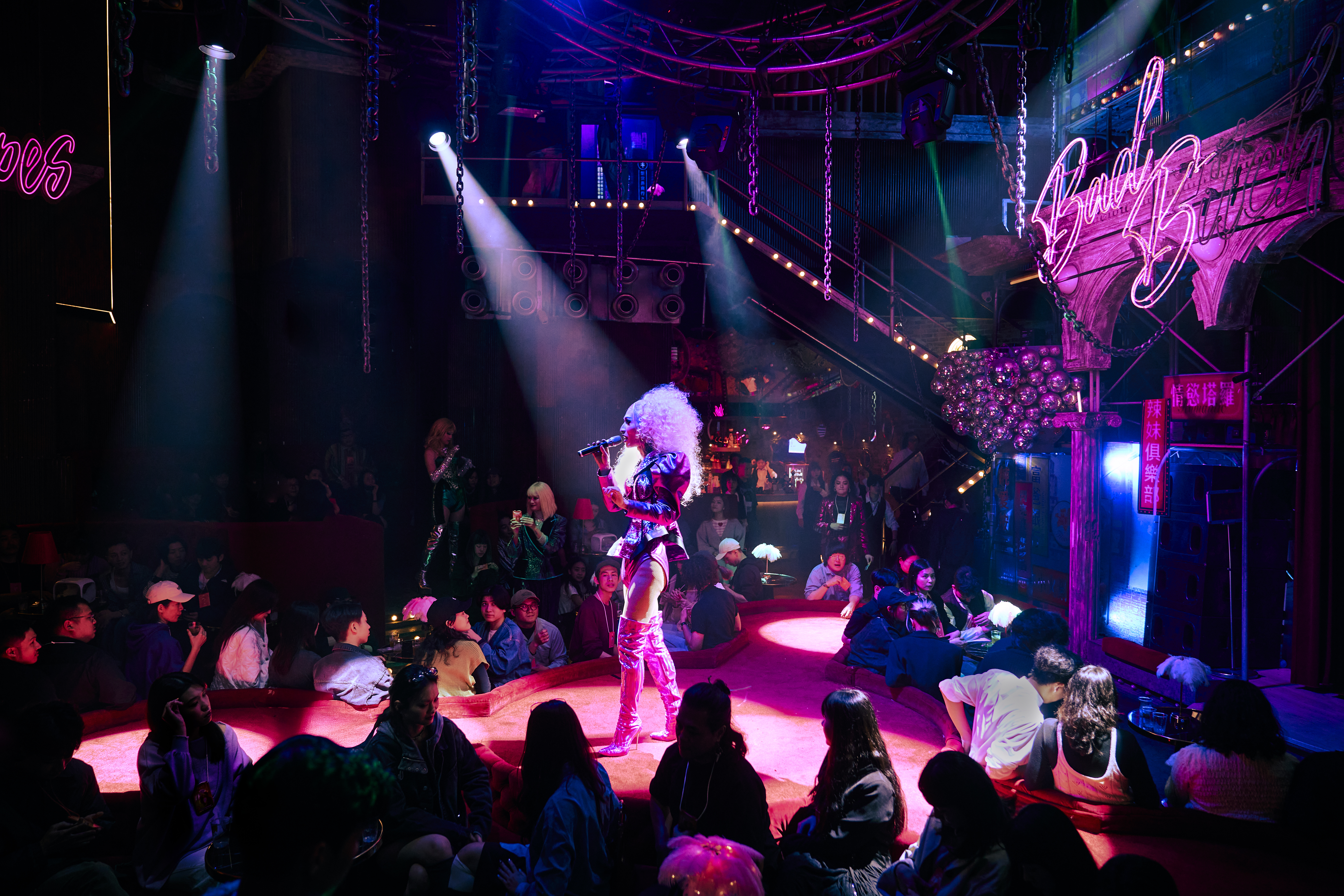 《愛情城市》場景設在台北市的一間酒吧，參與者可欣賞變裝皇后表演。  （驚喜製造提供）