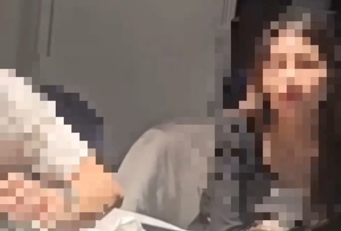 戲院突變戰場！飲料噴衣、互打互潑，新莊警出動帶走4人。（翻攝畫面）