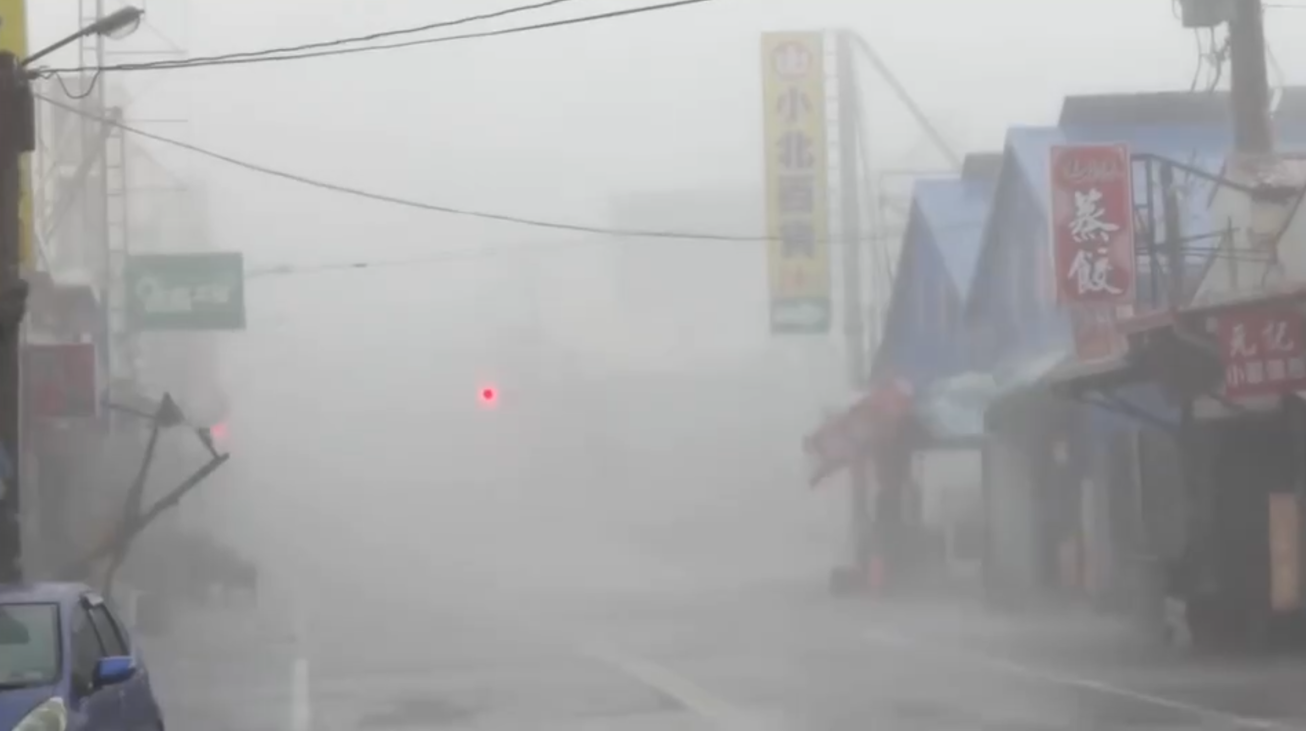 山陀兒襲台，屏東東港地區狂風暴雨中。（讀者提供）