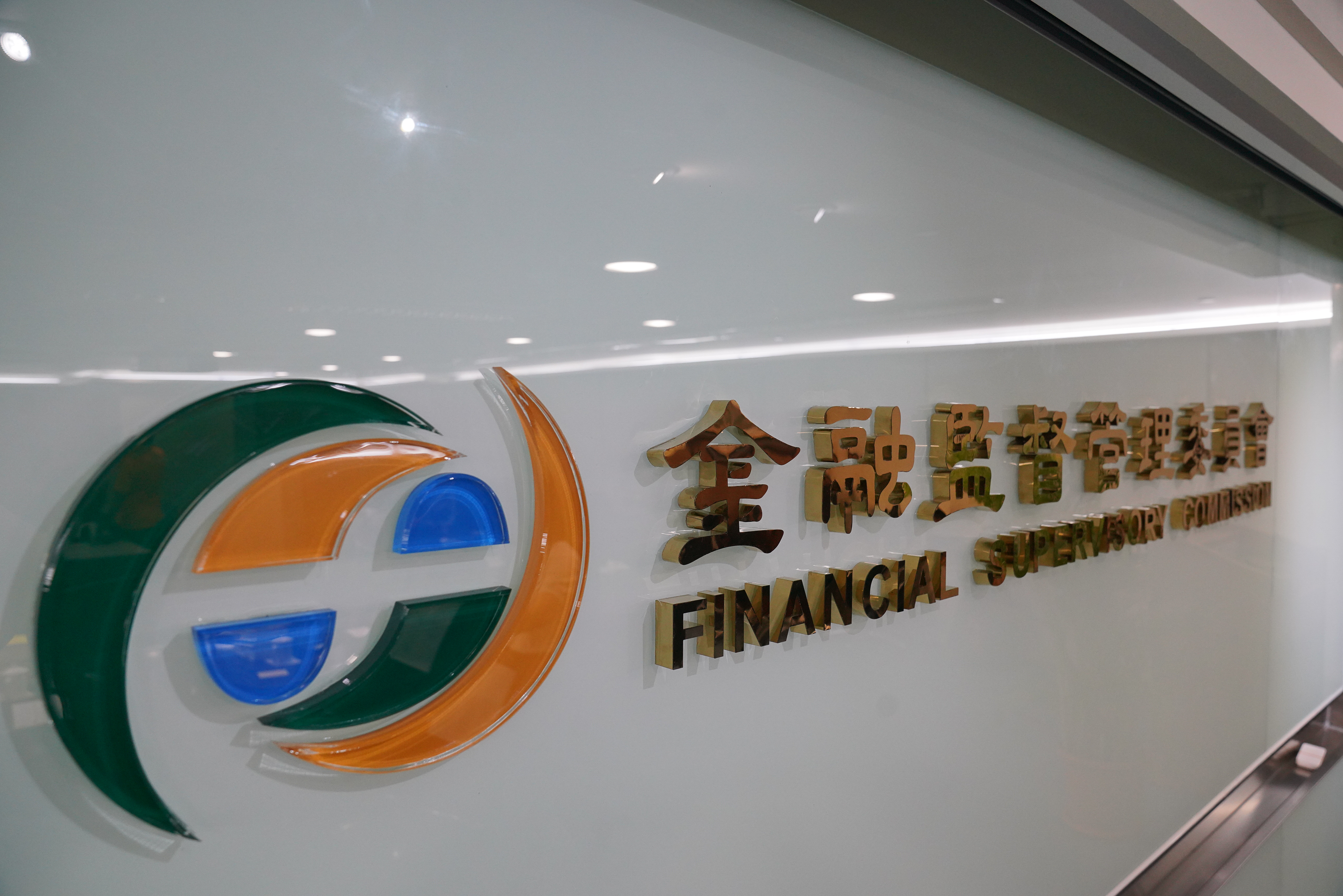 金管會表示,永續辦公室成立與成員約二分之一者,納入115年度金融機構永續金融評鑑指標。