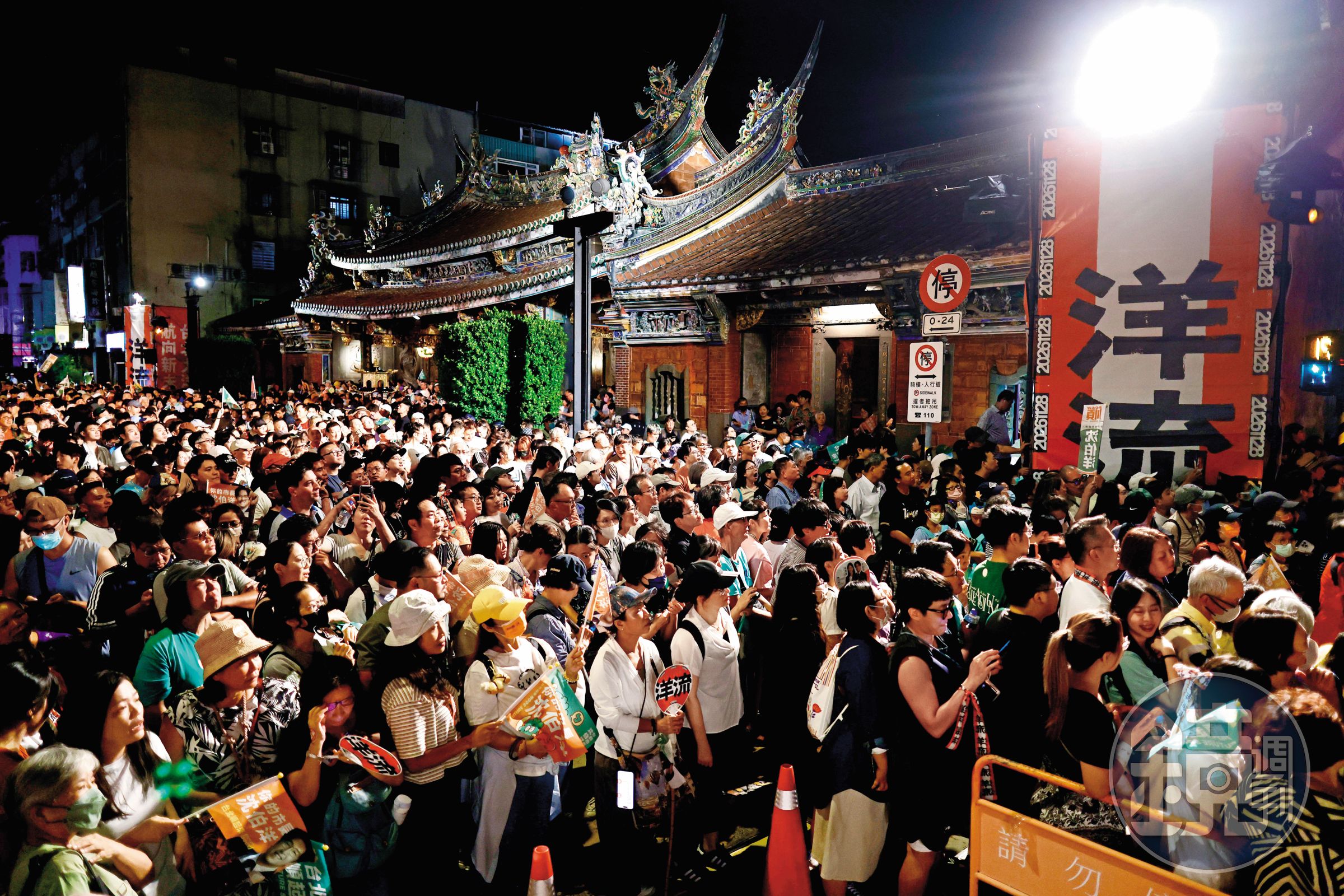沈伯洋首場「大洋流計畫」造勢11日在中山、大同區展開,吸引眾多人流,場面浩大。