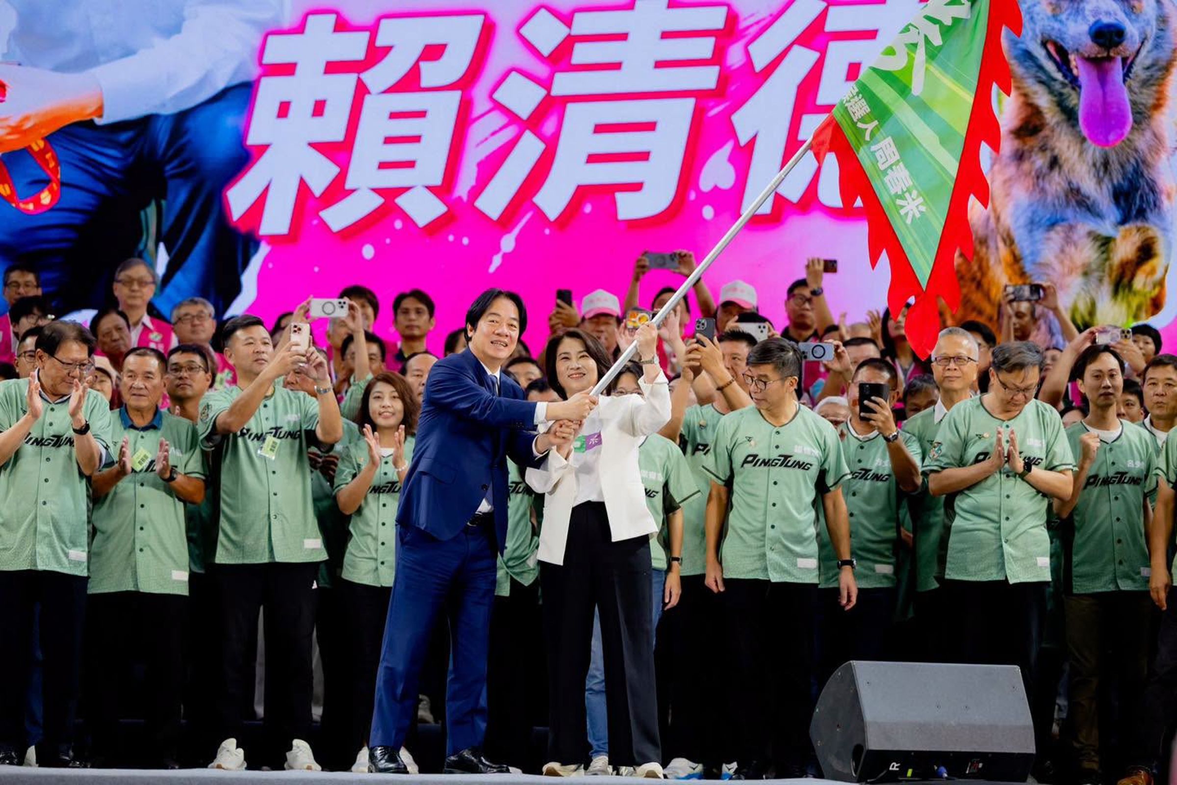 賴清德今日南下屏東造勢,致詞時公開宣傳明年起屏東縣65歲以上長輩免健保費,引發網友熱議。(翻攝自FB@周春米)