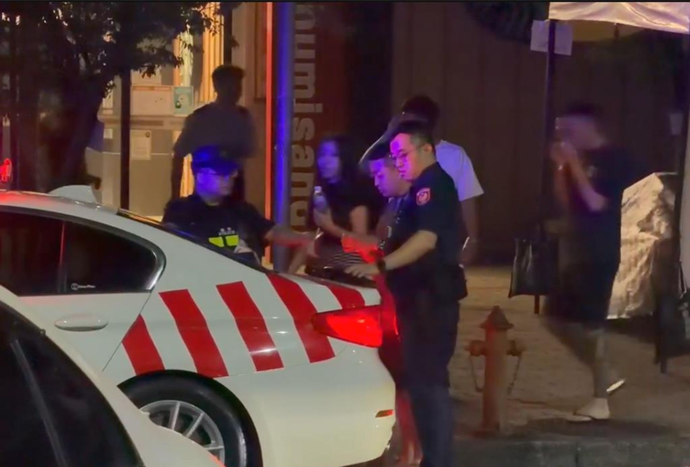 國道3號南投服務處昨日深夜車聚失控，現場20多輛改裝超跑大秀拉轉、燒胎及排氣管噴火，警方到場展開強力執法。（翻攝畫面）