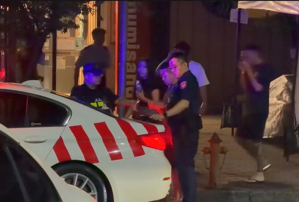 國道3號南投服務處昨日深夜車聚失控，現場20多輛改裝超跑大秀拉轉、燒胎及排氣管噴火，警方到場展開強力執法。（翻攝畫面）