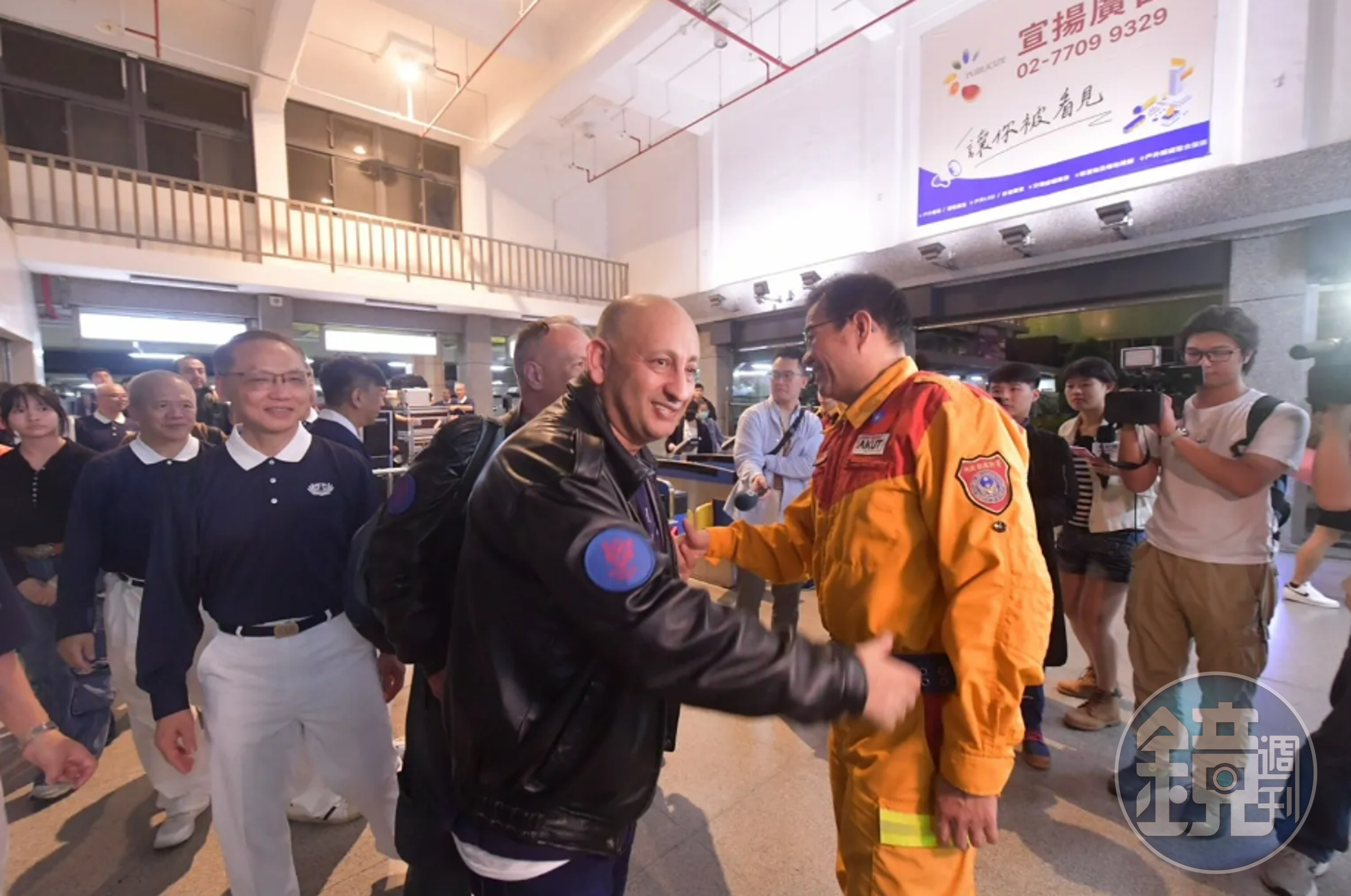 先前土耳其救援隊來台協助花震救災,慈濟執行長顏博文帶隊(左三)隨行。(資料照)