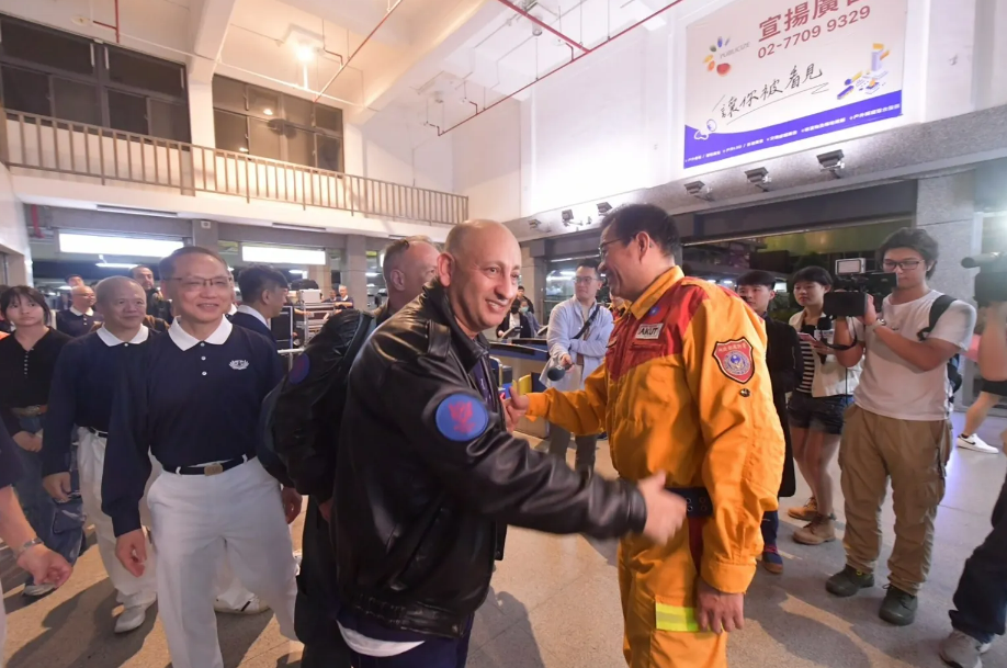 先前土耳其救援隊來台協助花震救災，慈濟執行長顏博文帶隊（左三）隨行。（資料照）