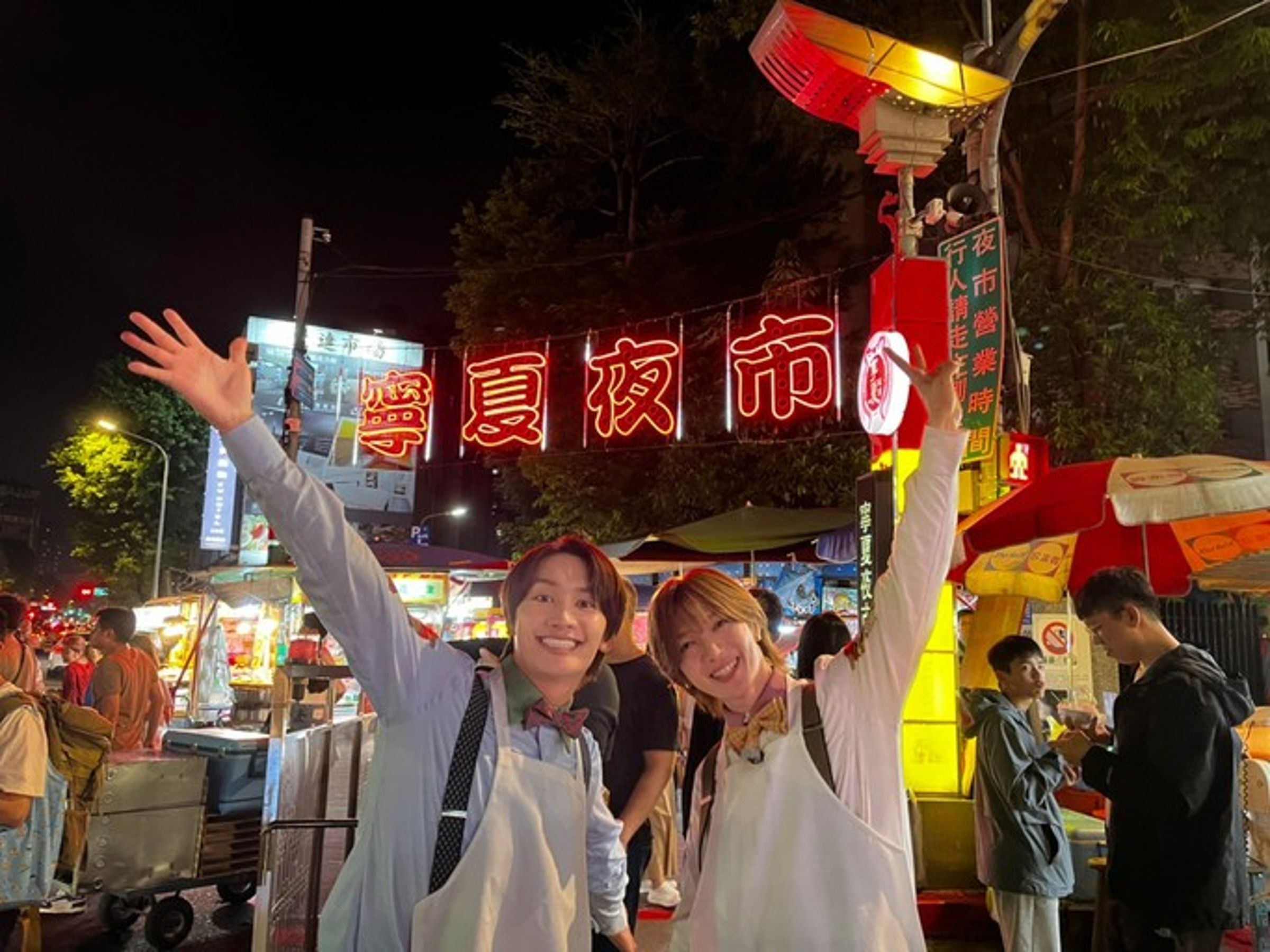 浪花男子藤原丈一郎曾與Travis Japan七五三掛龍也一起為錄製綜藝來台。(翻攝世界シン定番メシ〜これ100%日本人が好きなヤツ〜 X)