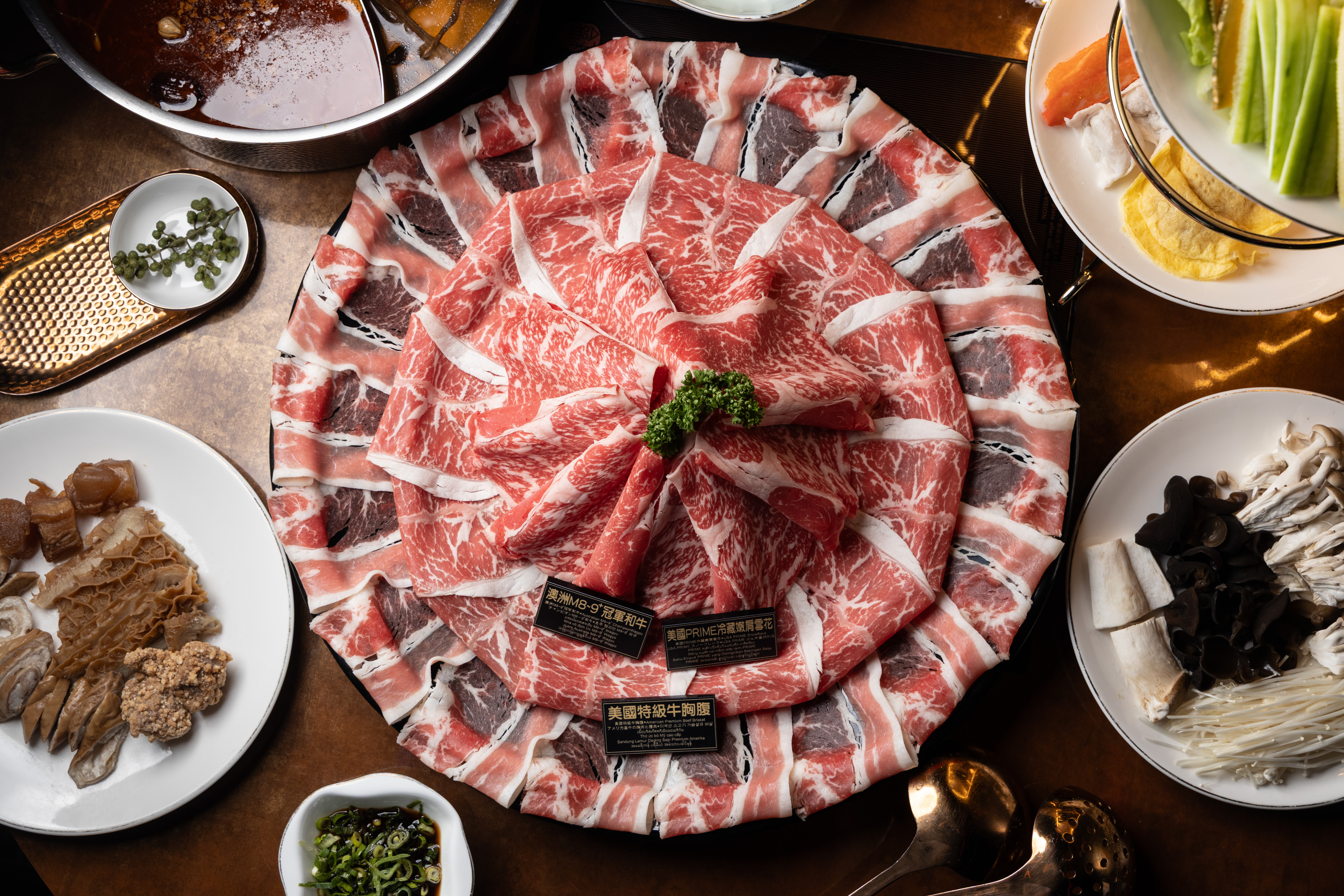 「大盤肉套餐」可以一次吃到澳洲M8～9＋冠軍和牛、美國Prime冷藏嫩肩雪花、美國特級牛胸腹3種肉。（1,880元／2人份）