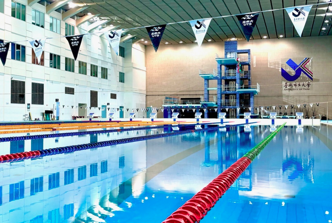 一名巴西選手在個人臉書對2025世壯運游泳賽事提出質疑，內容被轉載至臉書粉專「靠北世壯運」後，引起討論。圖為本次世壯運游泳賽事比賽場地。（翻攝世壯運官網）