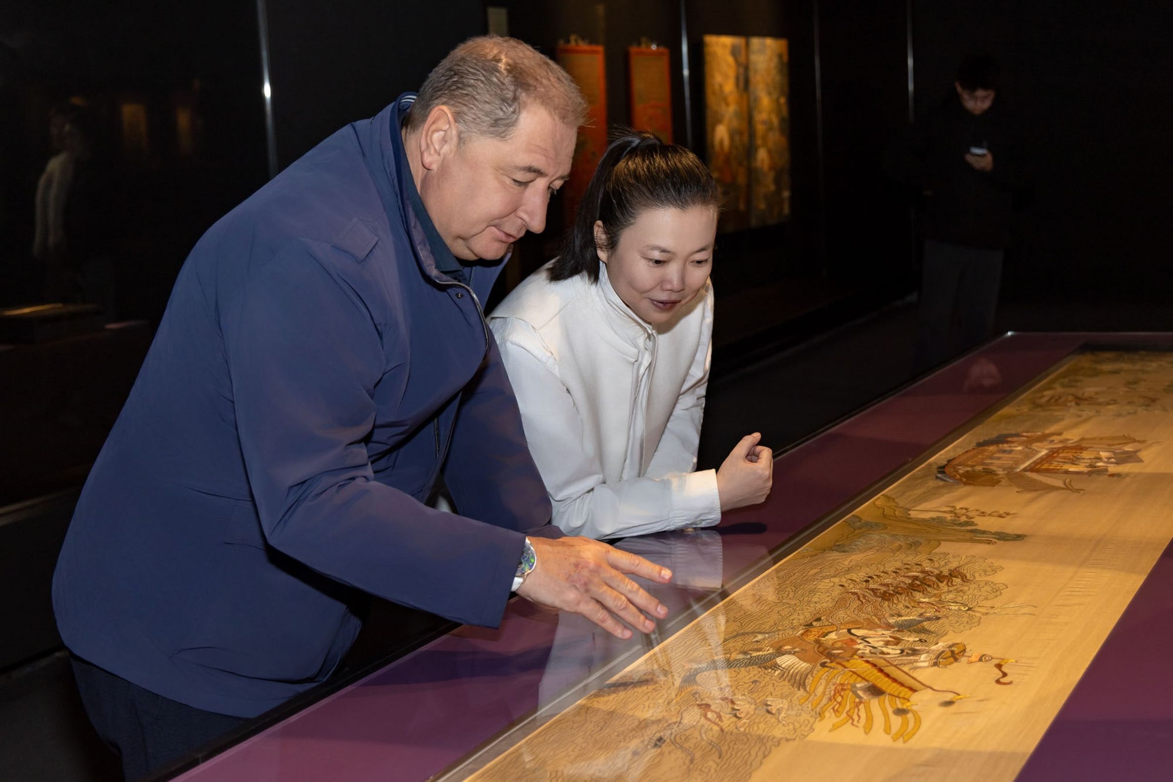 JAQUET DROZ與「雀金繡」名家王麗敏一同參觀作為Luo River Automaton腕錶主題的《洛神賦》敘事長卷。