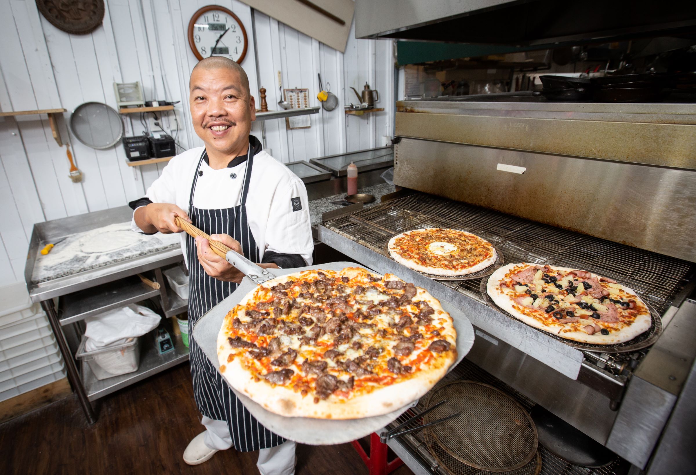 台灣披薩師傅謝宜榮對於低溫發酵的麵團、烘烤溫度的拿捏很有一套，不會出現烤焦碳斑。焦碳不只吃起來有苦味，也可能產生致癌物。