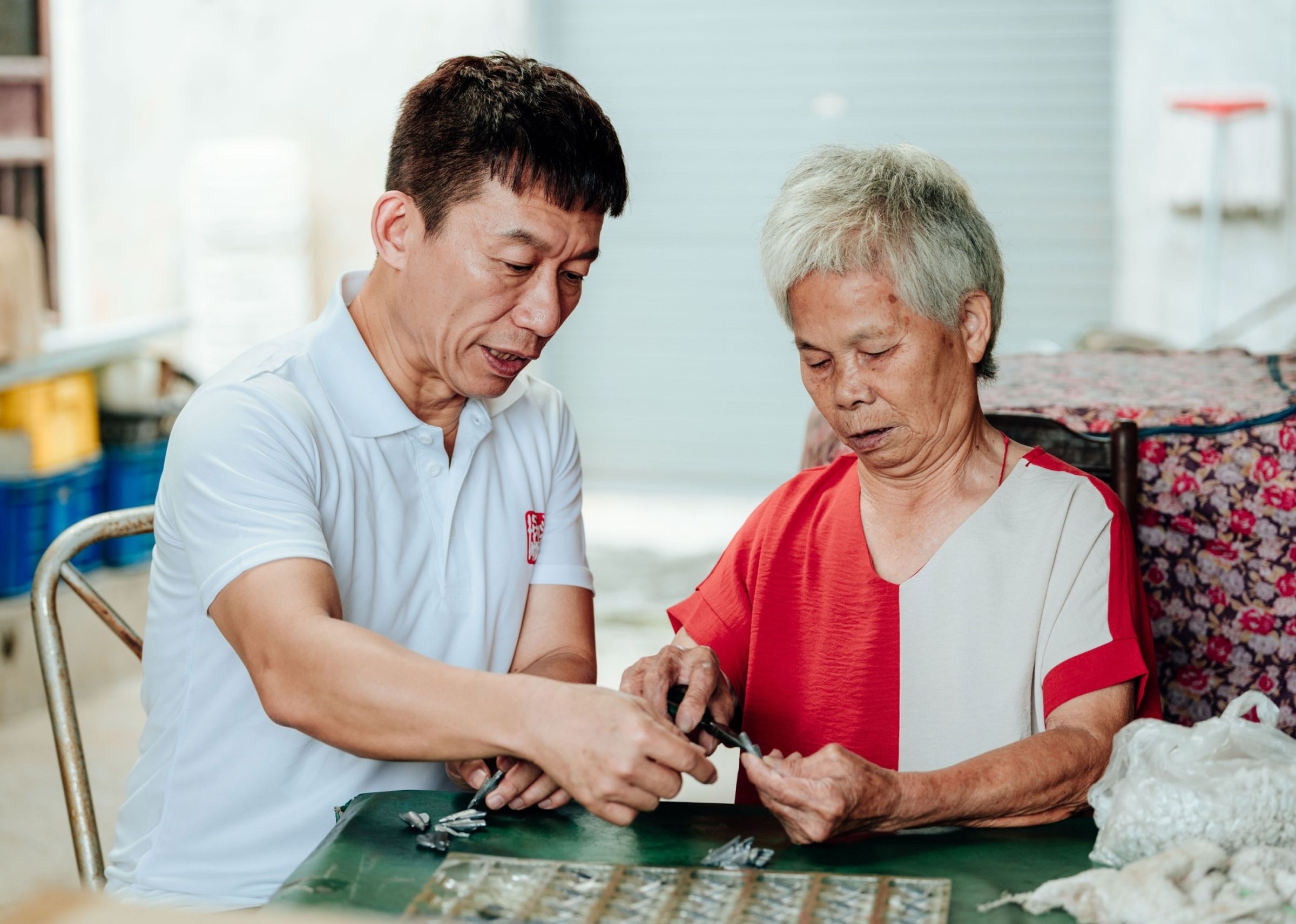 郭子乾陪長者說說話。（中華民國老人福利關懷協會）