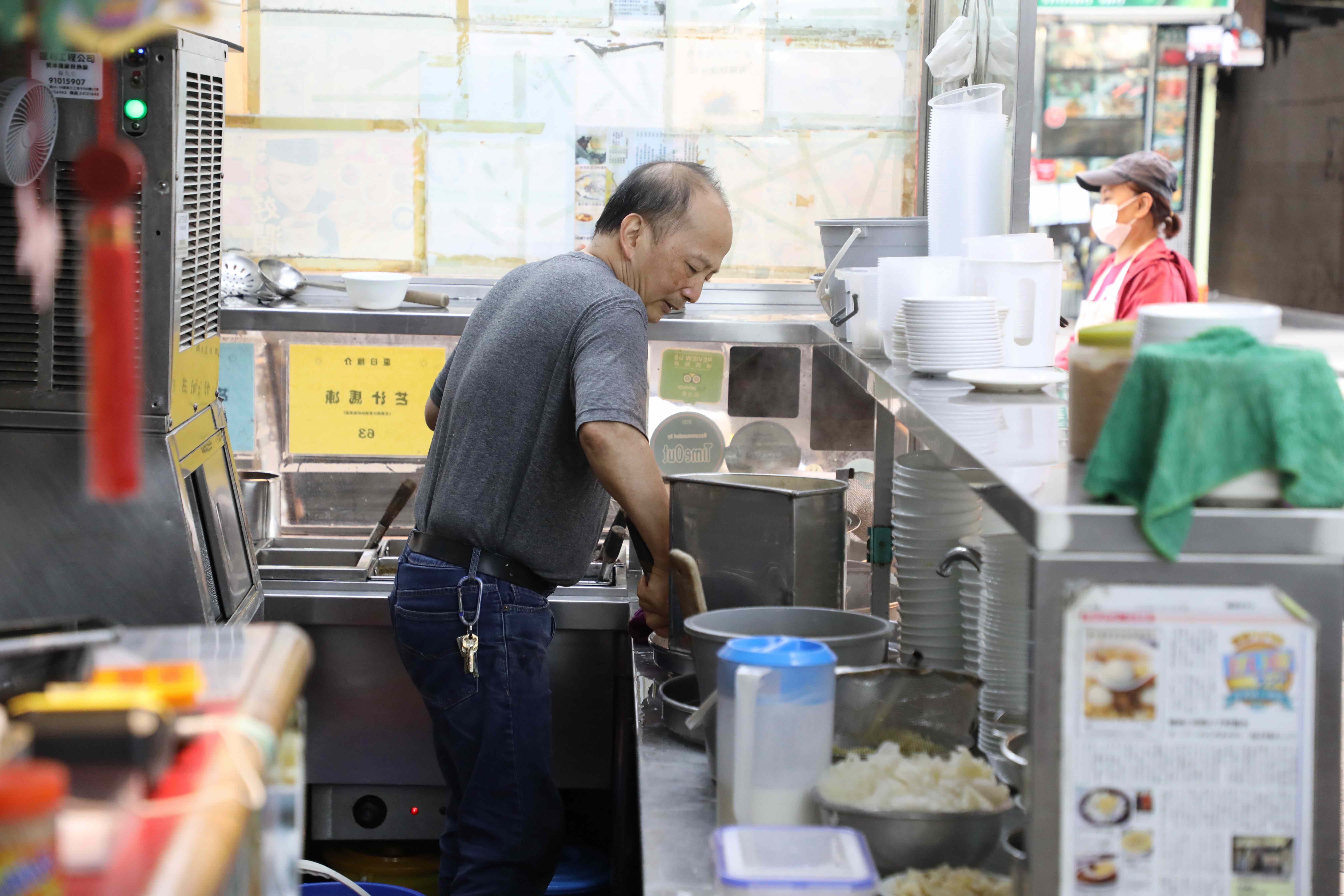 方家人齊心製作糖水，方壯權的哥哥熱情招呼客人，能感受老店待客的溫暖人情。