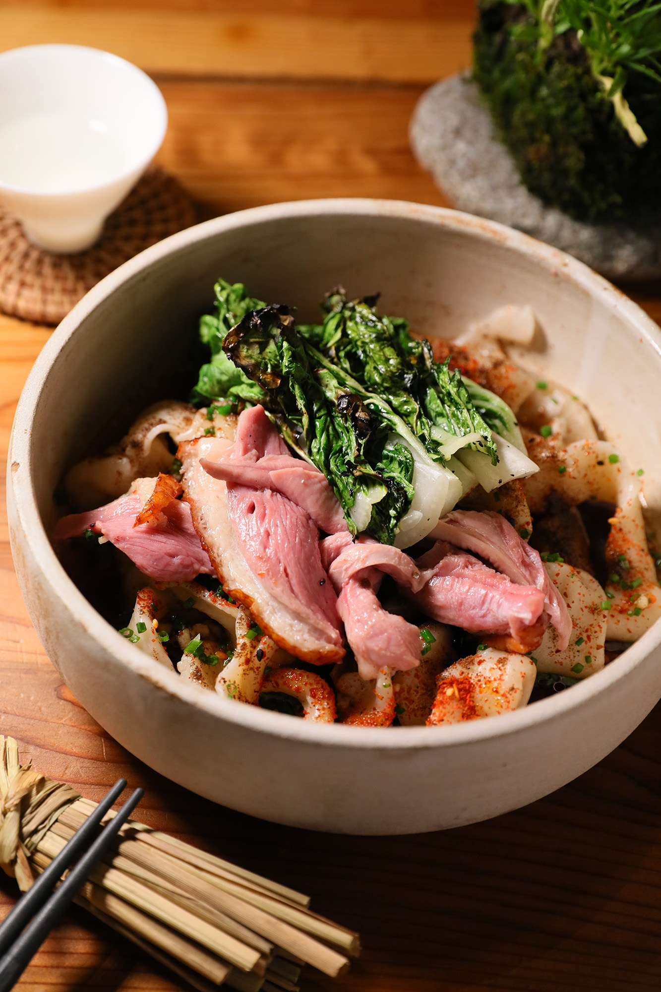 「鴨肉、奶油白菜」選用彰化芳苑鴨肉，以低溫燒烤方式料理出玫瑰色的軟嫩肉質。（1,500元套餐菜色）