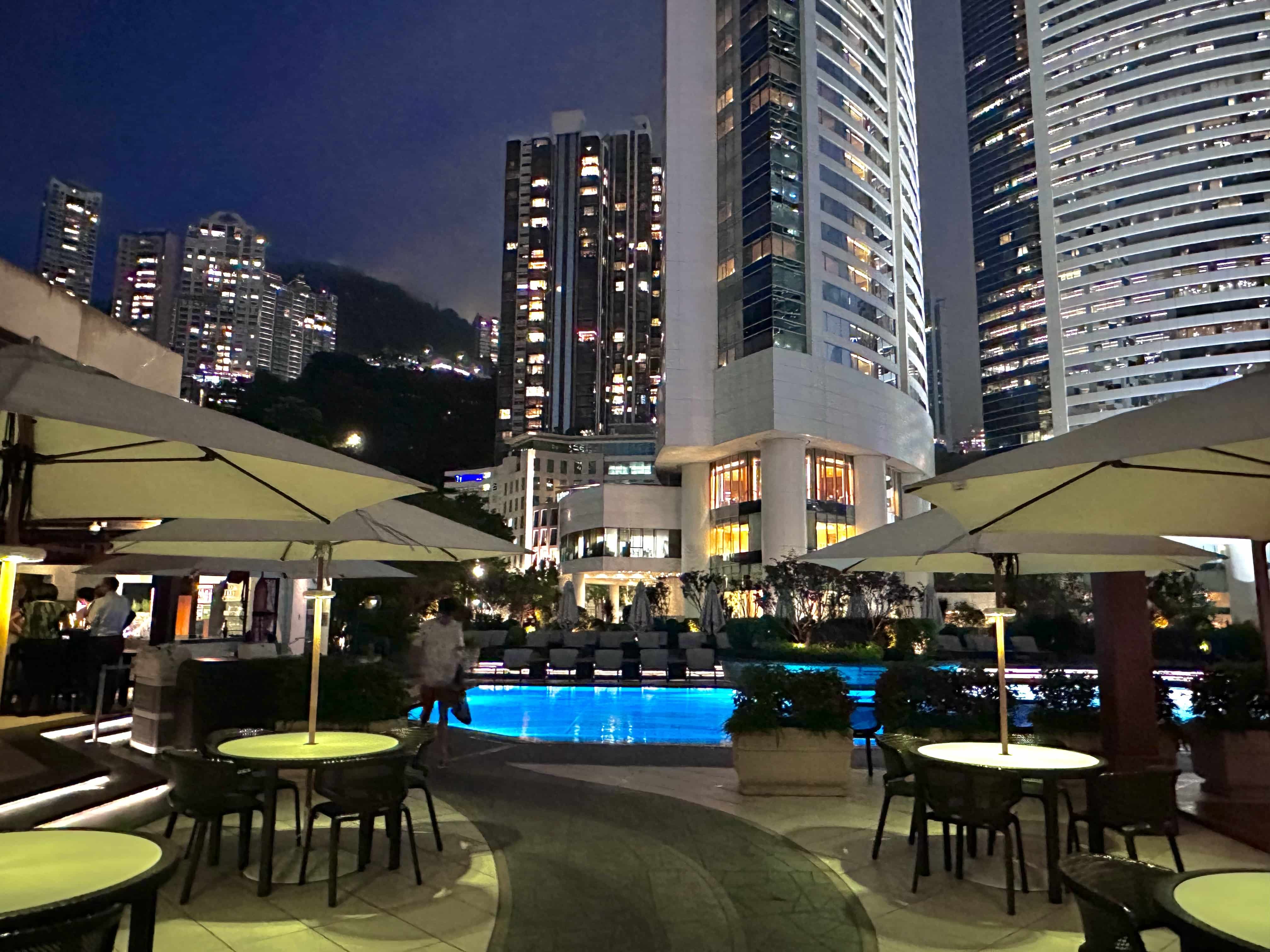「香港JW萬豪酒店」戶外池畔的海鮮餐廳「魚吧」，被都市高樓與太平山包圍。