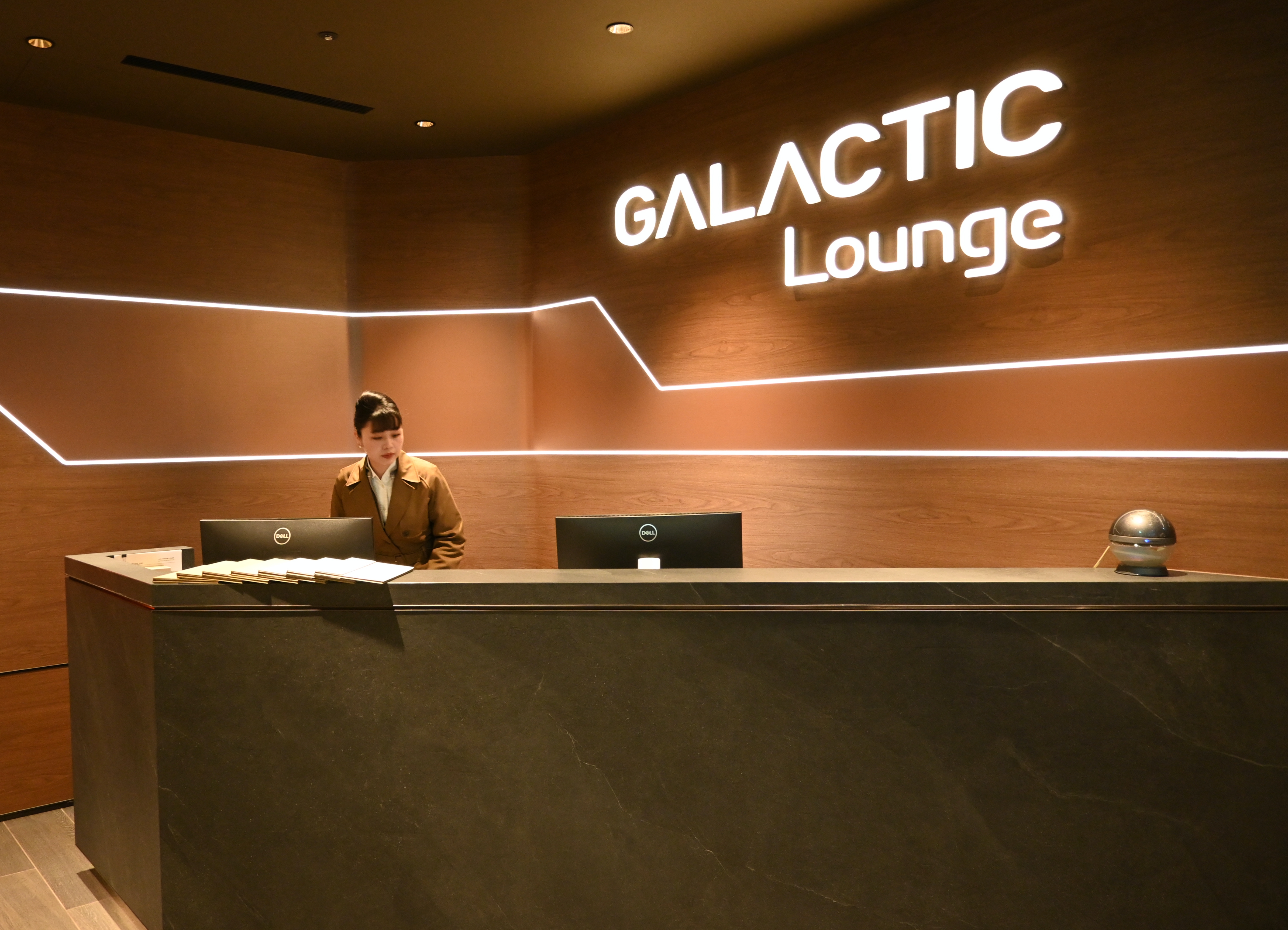 GALACTIC Lounge以標誌性LOGO及幾何線條營造出品牌個性。
