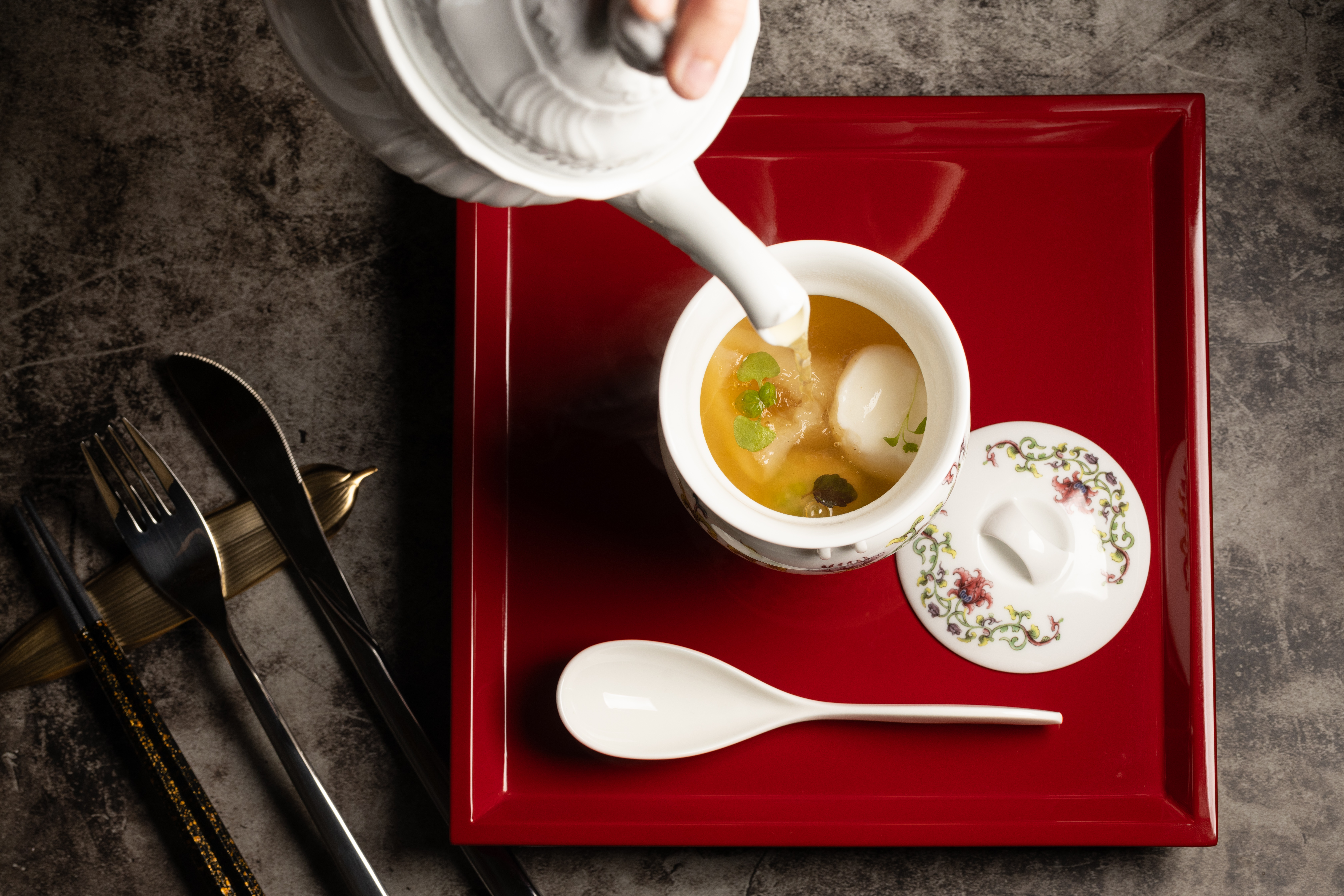 以桌邊服務倒入鴨湯，品嘗的是浮水魚丸、花膠與鴨肉蔬菜湯的鮮美；王俠軍為製作的故宮限量版湯盅，全台僅188個，讓這道菜更添雅意。