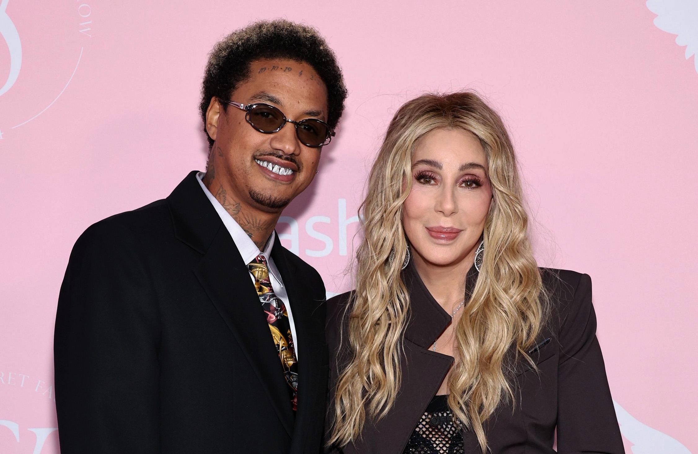 雪兒（右）與男友亞歷山大艾德華茲（左）一起出席2024年的維多利亞的秘密大秀。（Victoria’s Secrets提供）