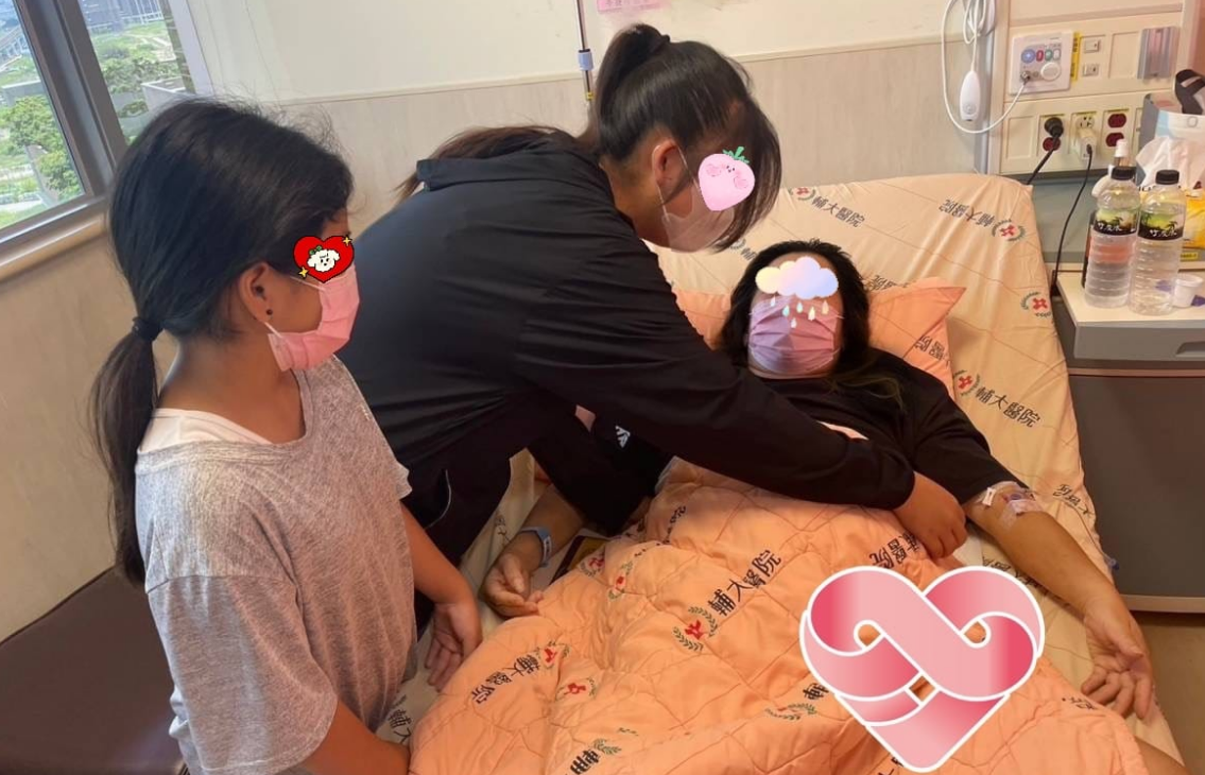 小婉母親罹癌,她跟妹妹平常在身邊照顧她。(翻攝「愛的延續公益協會」臉書粉絲專頁)