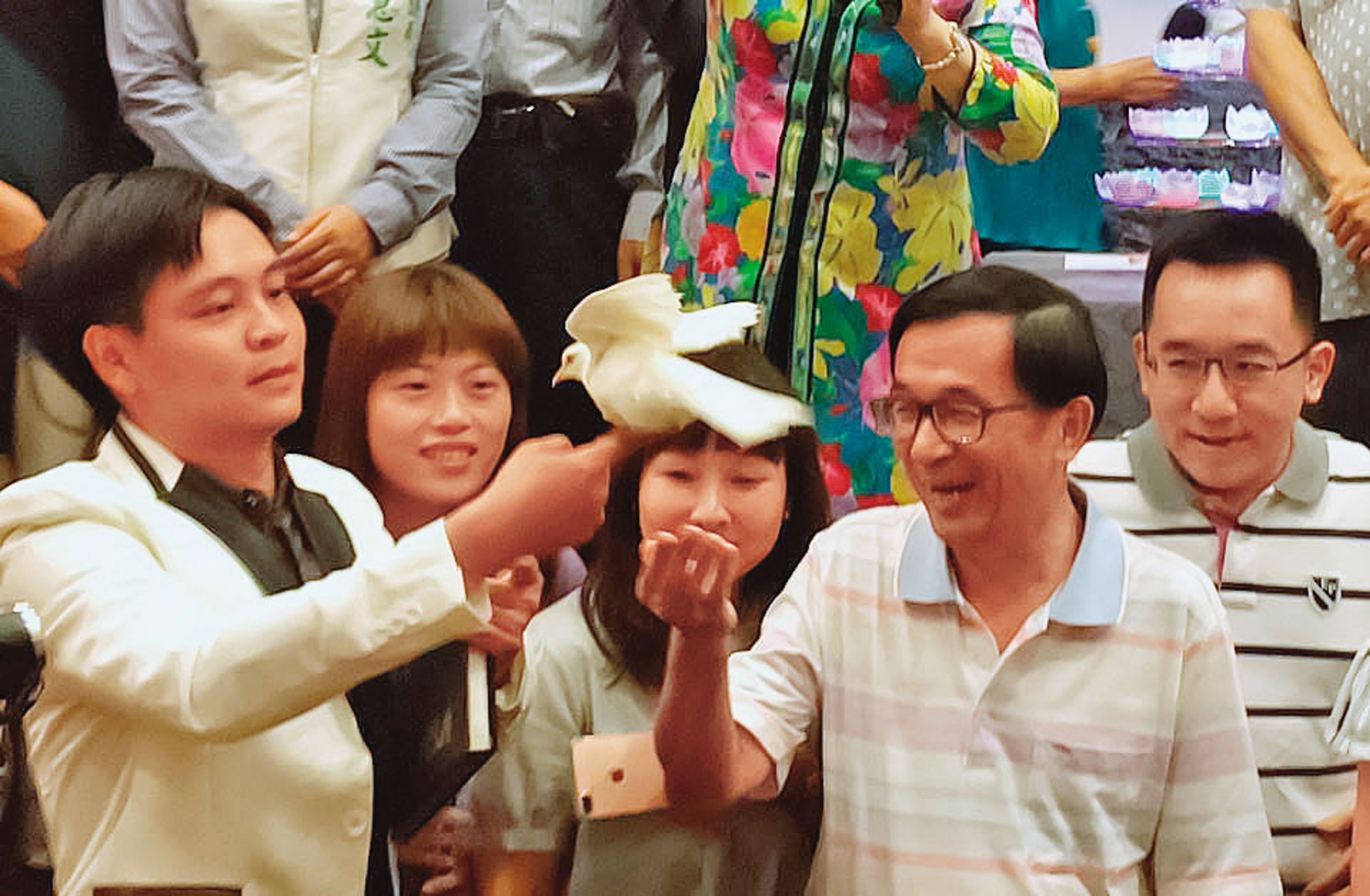 黃信凱喜歡為政治人物表演，前總統陳水扁（前右）總被逗得開心。（黃信凱提供）