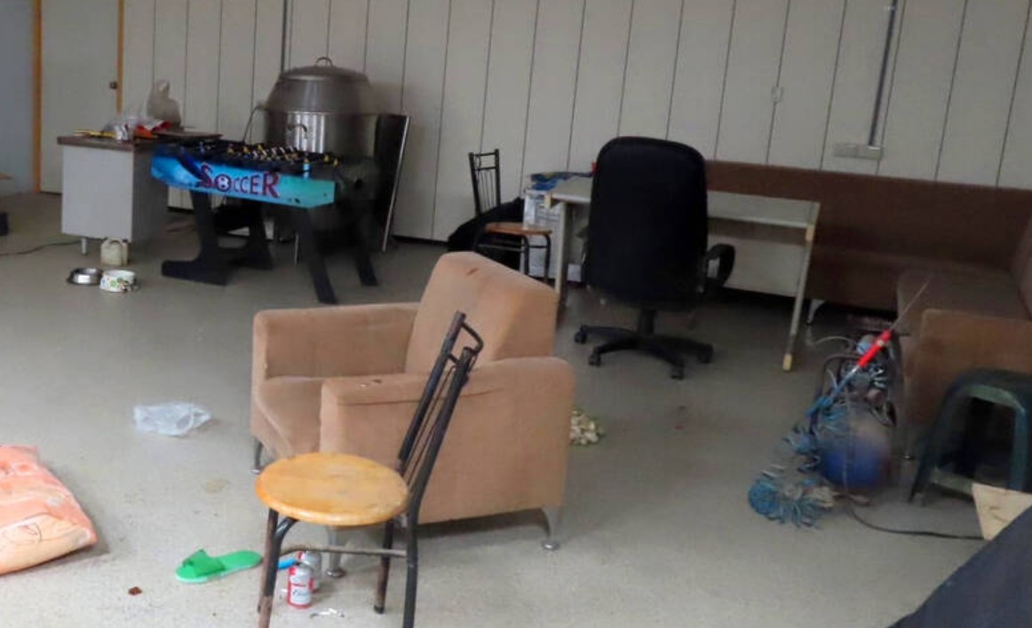 案發當時4嫌動用屋內所有工具淩虐死者。（翻攝畫面）