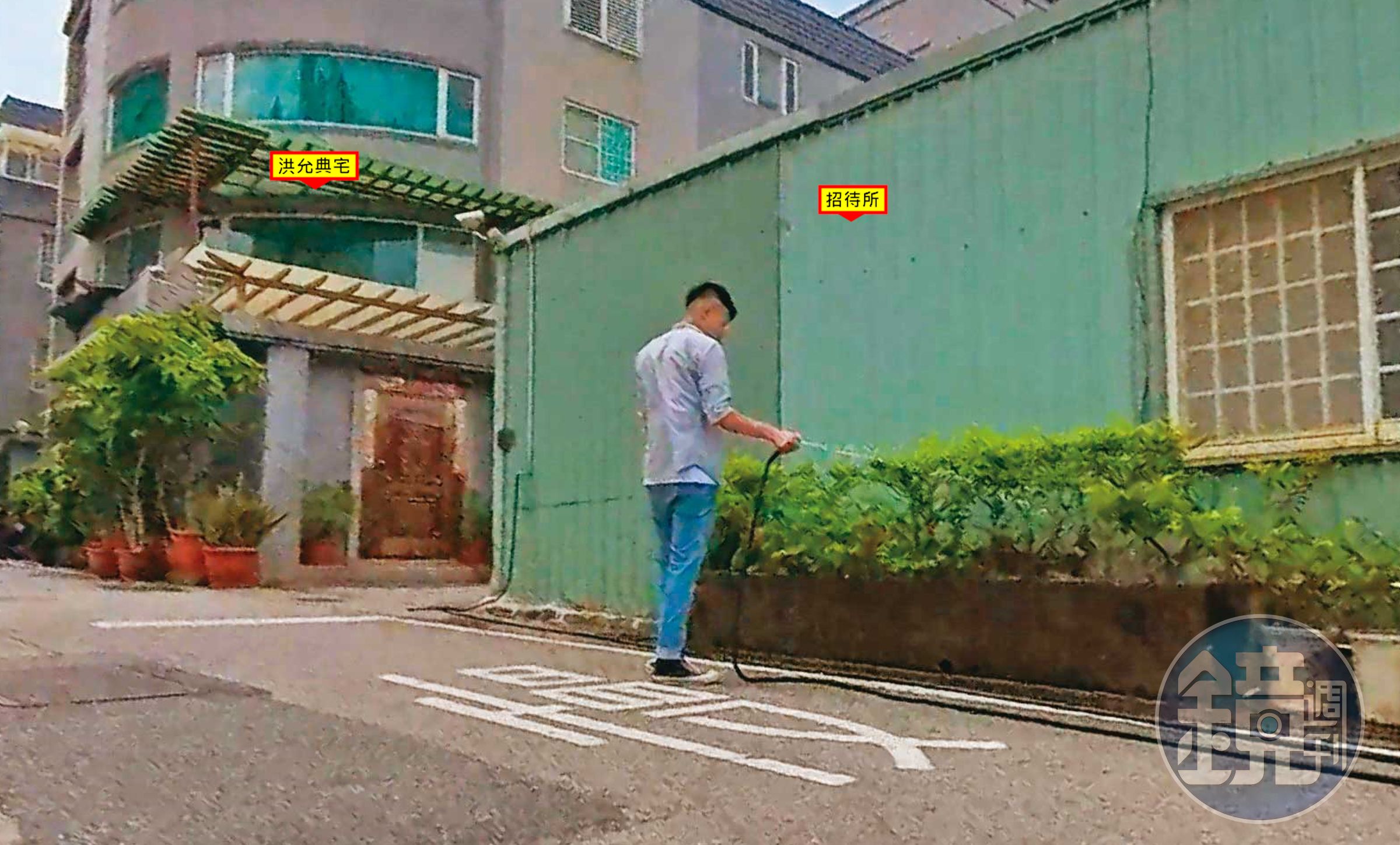 議會員工於上班時間到議長的私人招待所澆花。（讀者提供）