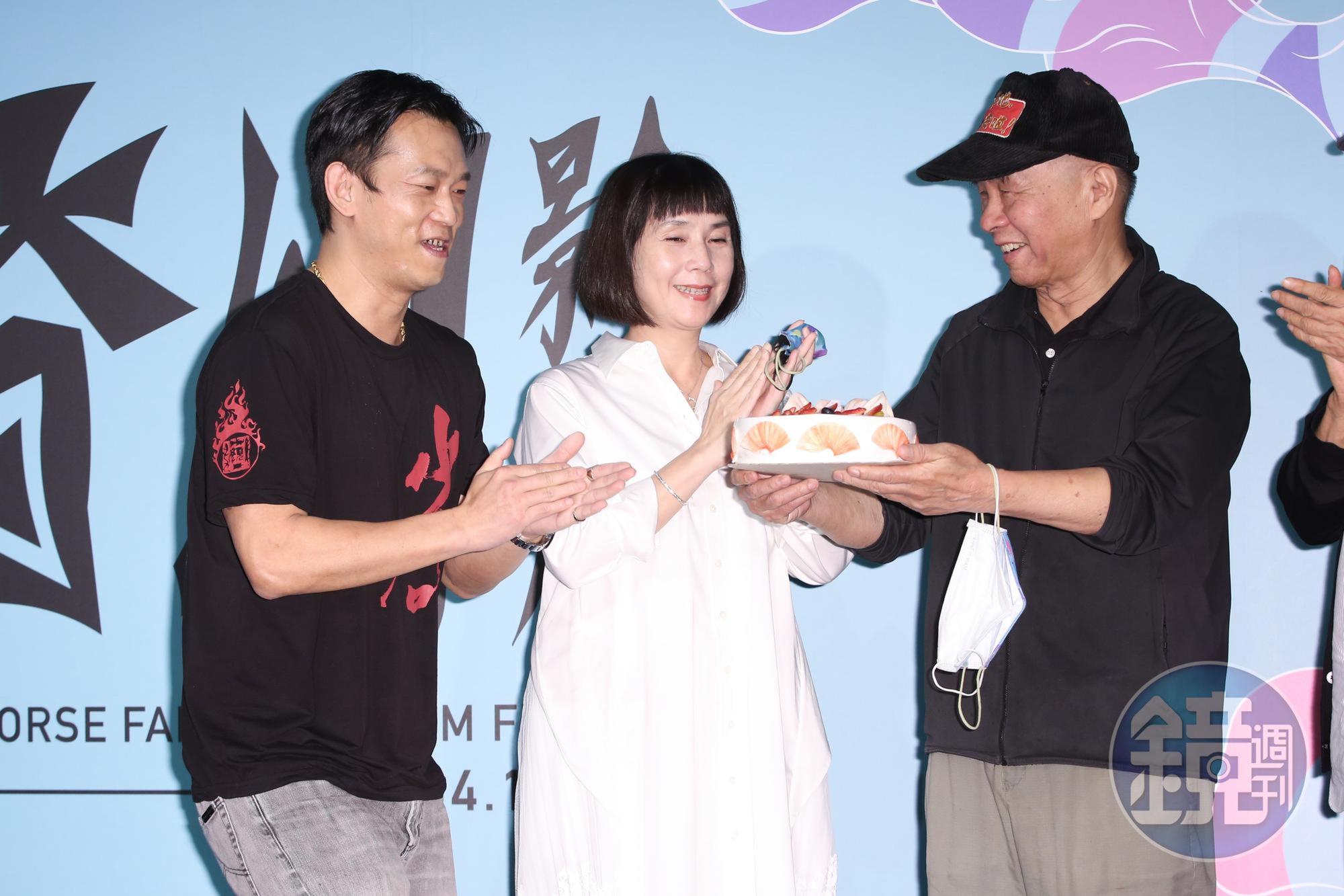 侯孝賢最近一次公開現身,是去年4月為舊作《少年吔,安啦!》金馬奇幻影展首映,當天老夥伴們還為他切蛋糕慶生。(攝影:李鍾泉)