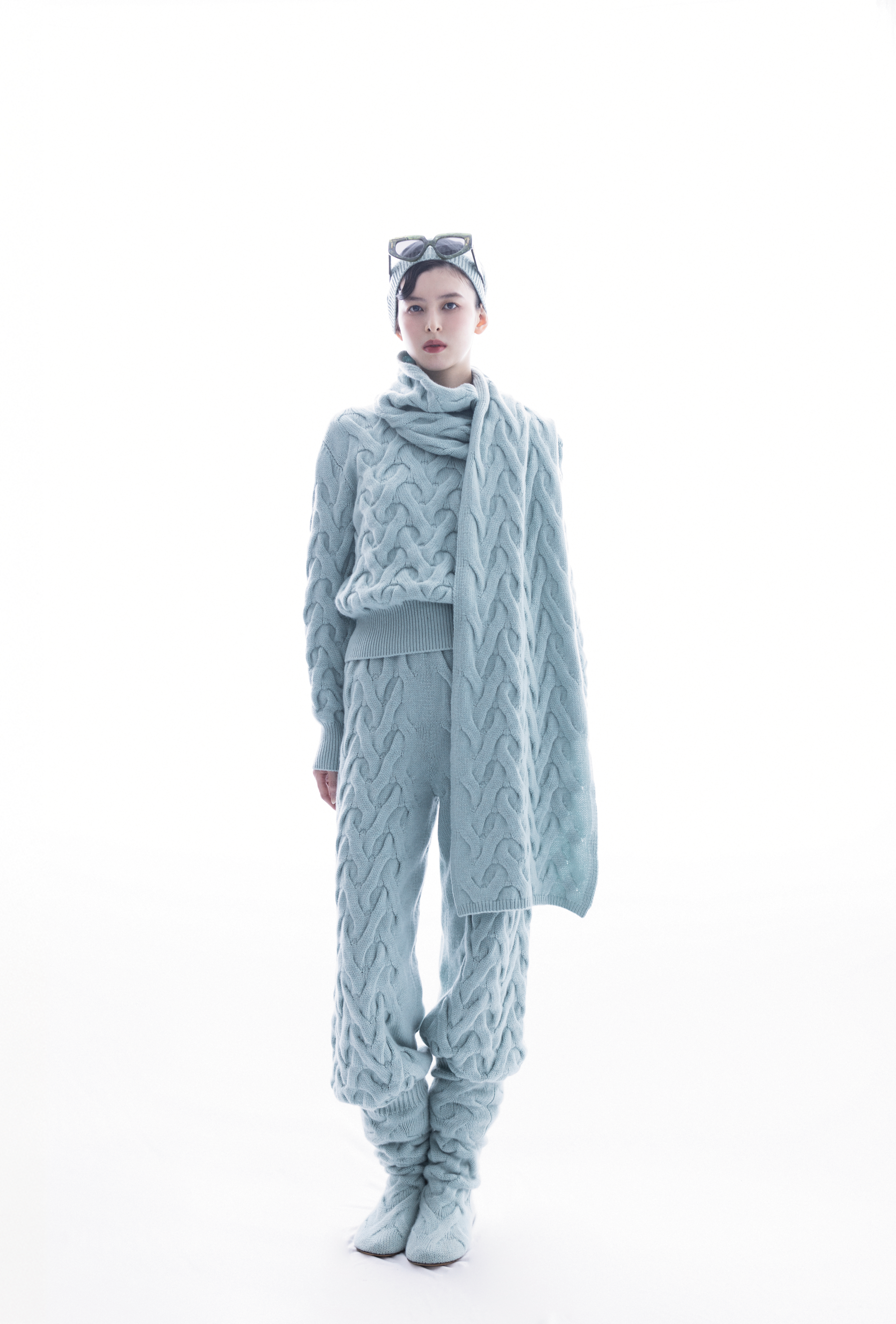 Cocooning圓領上衣 NT$90,600 by Loro Piana／Cocooning長褲 價格店洽 by Loro Piana／Cocooning靴子 價格店洽 by Loro Piana／Cocooning毛帽 NT$23,300 by Loro Piana／深大理石綠蝴蝶形太陽眼鏡 NT$12,100 by LOEWE／Cocooning圍巾 NT$55,300 by Loro Piana