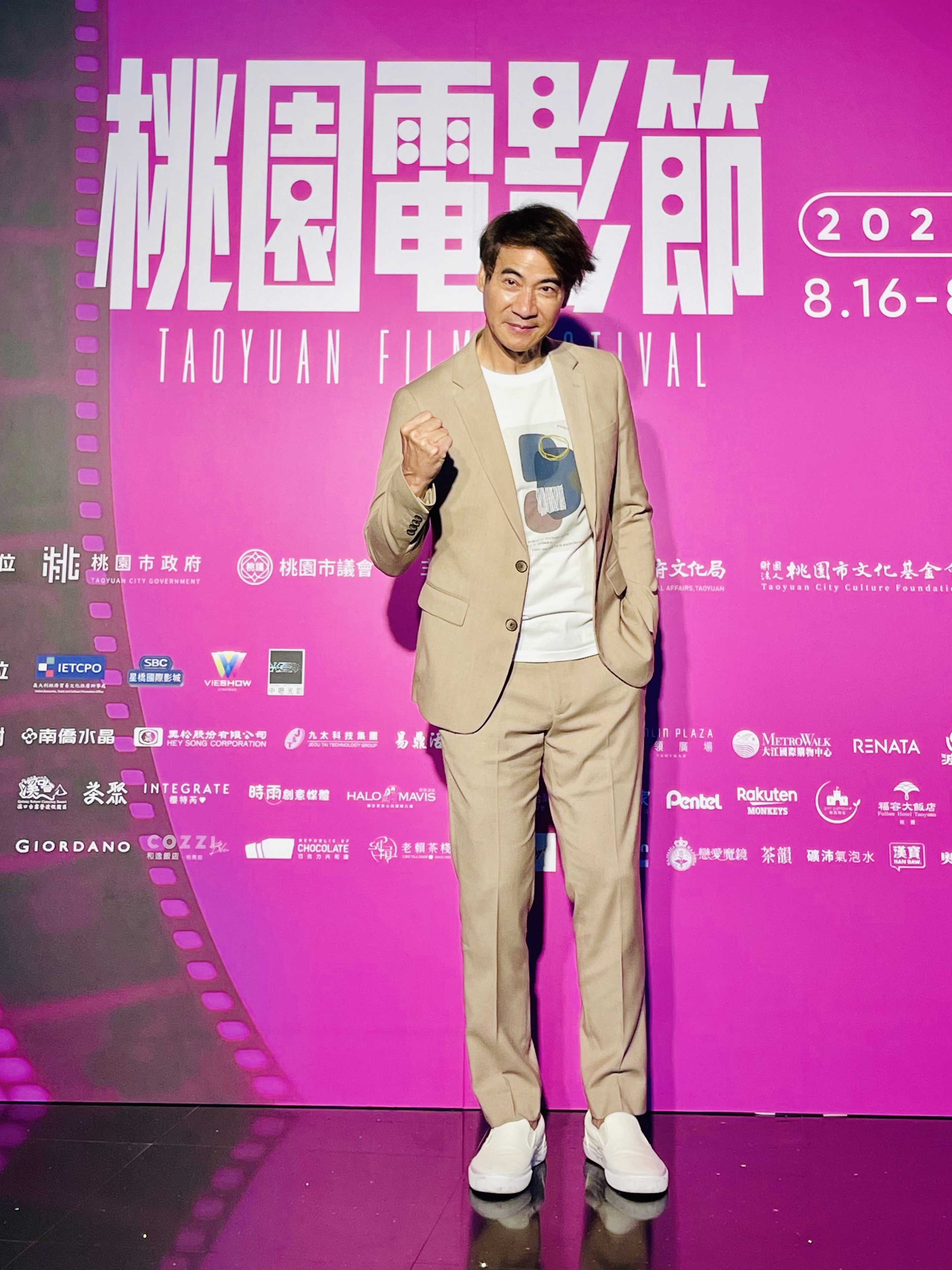 翁家明用豬皮練習傷口縫合,直嘆外科醫生大不易,除了救人,縫合也要兼具美感。(桃園電影節提供)