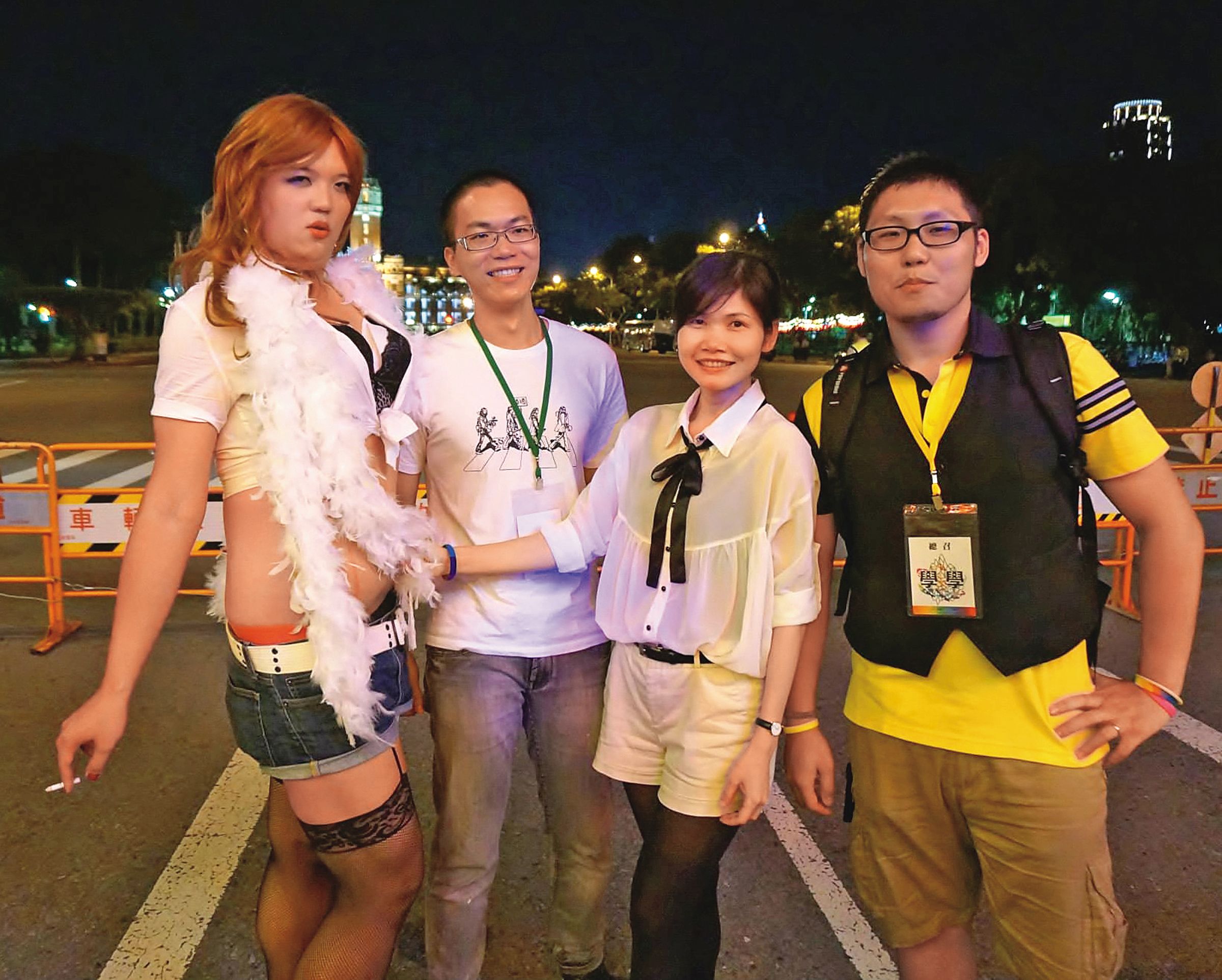 大米(右2)2014年受邀主持同志大遊行,那時她仍自認是個異女。(林瓊美提供)